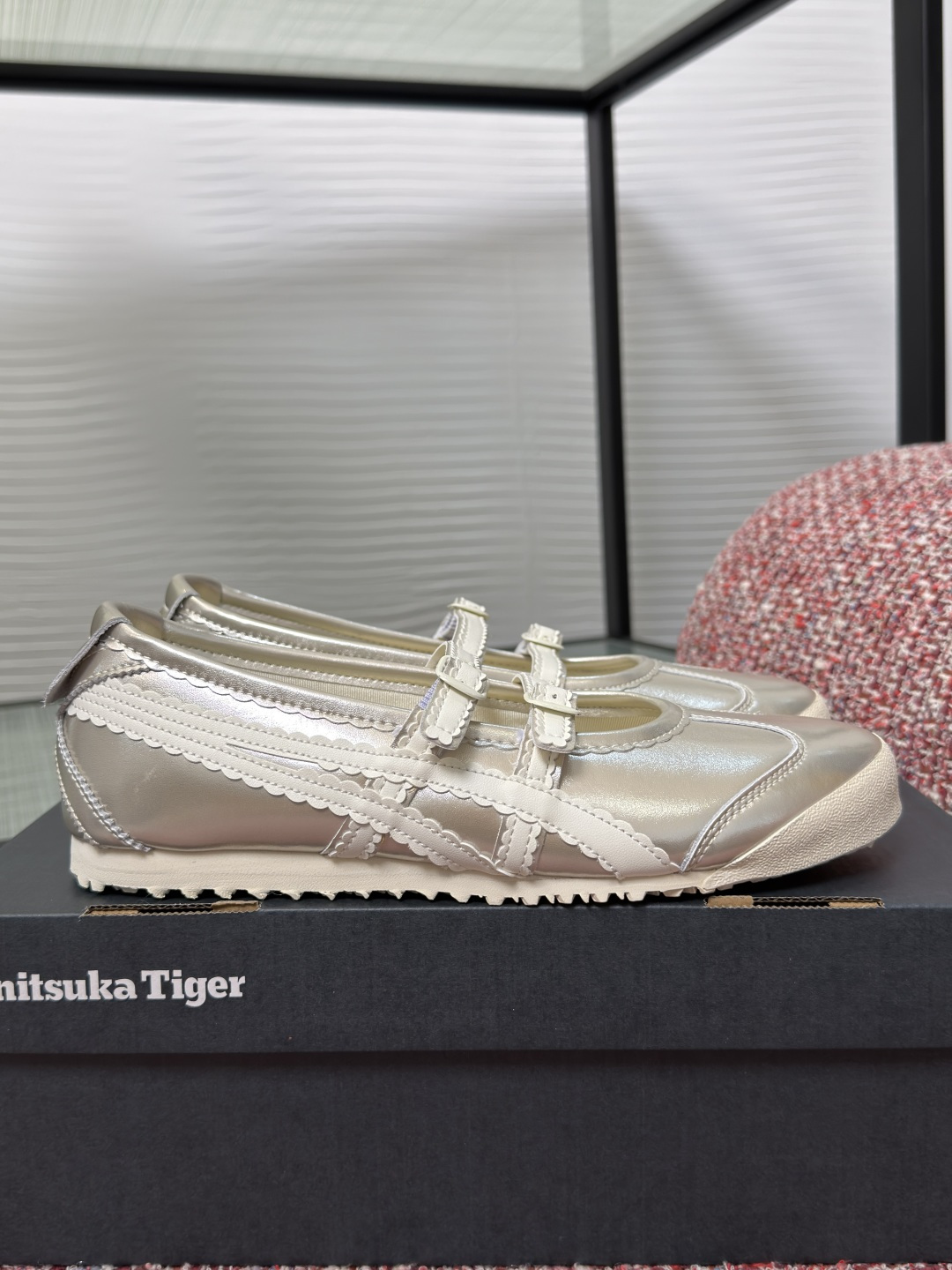 NO:787646,Top version: Onitsuka Tiger 2026 early spring new MEXICO 66TGRS series ballet style Mary Jane casual shoes Onitsuka Tiger MEXICO 66 TGRS Mary Jane shoes, adding trendy elements to the classics, are both fashionable and sporty. The soft inner material makes them more comfortable to wear. The EVA cushioning midsole + Orthotite insole makes them super comfortable to wear and suitable for commuting or walking for a long time. The double-strap design has a girly feel and can be easily matched with skirts and trousers. You can switch between college style or retro style at will. Material cowhide, original breathable mesh lining, outsole, original molded outsole Size 35-40, ballet shoes, mary jane,skirts,cowhide19860909顶级版本: Onitsuka Tiger鬼塚虎 2026 早春新款 MEXICO 66TGRS系列 芭蕾风 玛丽珍 休闲鞋 鬼冢虎MEXICO 66 TGRS玛丽珍鞋,在经典基础上加入潮流元素,兼具时尚与运动感,柔软内里材质,穿着更加舒适,EVA缓震中底+Orthotite鞋垫,穿着超舒适,适合通勤或长时间行走.双绑带设计,少女感满满,裙装裤装都能轻松搭配,学院风or复古风随心切换. 面料牛皮 内里原版透气网布 大底原版开模大底 Size35-40,芭蕾舞鞋,mary jane,skirts,cowhide,Women's Shoes