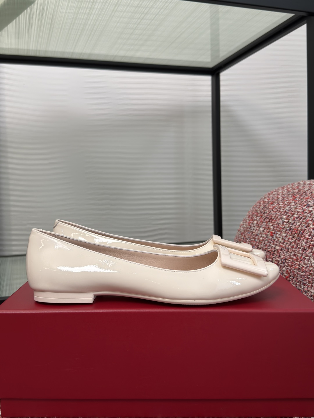 NO:787647,Top version: Roger Viver 2026 spring and summer new round toe, painted square buckle, flat ballet shoes, single shoes Roger Vivier square buckle ballet shoes, classic square buckle + glossy patent leather, full of elegant retro temperament!  The round toe and shallow mouth design, flat bottom and comfortable, are suitable for daily commuting or leisure. The insole is soft, and you will not feel tired after walking for a long time. It is elegant when worn with skirts or trousers in spring and summer, and can easily enhance your temperament. It is a practical and fashionable versatile item!  Fabric imported lacquered calf, lining/foot pads imported sheepskin, outsole original molded rubber outsole Size 35-40 (customized for 40, non-returnable), single shoes, roger vivier, skirts, sheepskin19860909顶级版本: Roger Viver 2026 春夏新款 圆头 镀漆方扣 平底 芭蕾舞鞋 单鞋 Roger Vivier 方扣芭蕾舞鞋,经典方扣+亮面漆皮,优雅复古气质满分！圆头浅口设计,平底舒适,日常通勤或休闲都很适合.鞋垫柔软,长时间走路也不累,春夏搭裙装或裤装都很优雅,轻松提升气质,是实用又时髦的百搭单品！ 面料进口漆面小牛 内里/垫脚进口羊皮 大底原版开模橡胶大底 Size35-40（40定做不退换）,单鞋,roger vivier,skirts,sheepskin,Women's Shoes