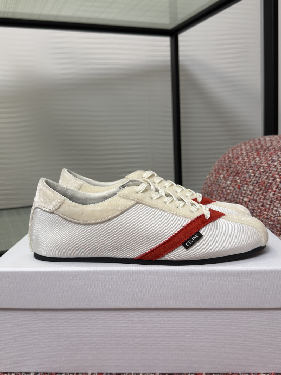 NO:787645,Top version: CELINE Celine 2026 spring and summer new THE FLAT low-top lace-up sneakers moral training shoes Celine's spliced ​​moral training shoes, retro style design, Shandong silk + suede stitching, mismatched stripes embellishment, simple and detailed. Rubber soles, comfortable and wear-resistant, perfect for daily commuting and casual wear!  Dexun shoes are inspired by classic sports shoes. They are retro and versatile. They can be easily worn in skirts and trousers, and you can easily get a lazy and fashionable atmosphere. Fabric: Shandong silk/suede/cowhide, lining/foot pads, sheepskin, outsole, original molded rubber outsole, Size 35-40 (40 customized, non-refundable), casual shoes/sneakers, celine, celine, sneakers, skirts, cowhide, sheepskin19860909顶级版本: CELINE 赛琳 2026 春夏新款 THE FLAT 低帮 系带 运动鞋 德训鞋 Celine这款拼接德训鞋,复古风设计,山东绸+绒面拼接,错色条纹点缀,简约又有细节感.橡胶鞋底,舒适耐磨,日常通勤、休闲穿搭都很OK！德训鞋灵感来自经典运动鞋,复古又百搭,裙装裤装都能轻松驾驭,轻松get慵懒时髦氛围感. 面料山东绸/绒面/牛皮 内里/垫脚羊皮 大底原版开模橡胶大底 Size35-40（40定做不退换）,休闲鞋/运动鞋,celine,celine,sneakers,skirts,cowhide,sheepskin,Women's Shoes