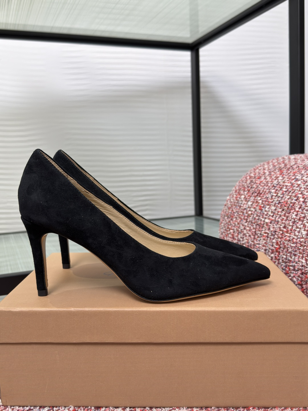 NO:787916,Top version: Gianvito Rossi 2026 early spring new model, classic style, pointed toe, high heels, single shoes. The classic high heels of Italian luxury brand Gianvito Rossi, with pointed toe stiletto heel design, are elegant and sexy. The upper is made of high-quality suede, with a matte texture and super high-end. The lining is sheepskin + soft toe cotton, which is comfortable to wear and does not rub the feet. The 8.5cm stiletto heel elongates the leg line and full of aura!  Whether paired with a little black dress, suit pants or commuting wear, you can easily hold it. It is a must-have classic and versatile style for your shoe cabinet. Fabric imported suede Lining/foot pads imported sheepskin Outsole Italian imported genuine leather outsole Heel height 8.5cm Size34-42 (34 40 41 42 is custom-made and non-returnable), high heels, high heels, skirts, business suit, sheepskin, chamois leather, Leather soles19860909顶级版本: Gianvito Rossi 2026 早春新款 经典风格 尖头 高跟鞋 单鞋 意大利奢侈品牌Gianvito Rossi的经典高跟鞋,尖头细跟设计,优雅又性感.鞋面选用优质麂皮,哑光质感超高级,内里羊皮+柔趾绵,穿着舒适不磨脚.8.5cm细跟,拉长腿部线条,气场全开！无论搭配小黑裙、西装裤还是通勤装,都能轻松hold住,是鞋柜必备的经典百搭款. 面料进口麂皮 内里/垫脚进口羊皮 大底意大利进口真皮大底 跟高8.5cm Size34-42（34 40 41 42定做不退换）,高跟鞋单鞋,high heels,skirts,business suit,sheepskin,chamois leather,Leather soles,Women's Shoes