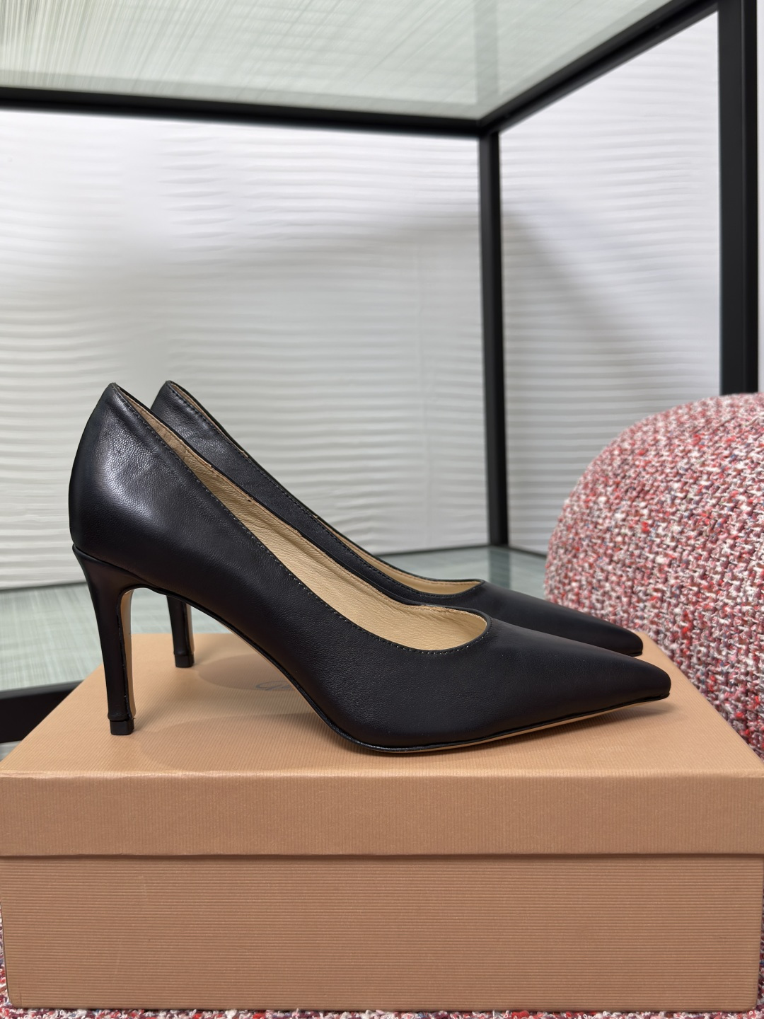 NO:787917,Top version: Gianvito Rossi 2026 early spring new model, classic style, pointed toe, high heels, single shoes. The classic high heels of Italian luxury brand Gianvito Rossi, with pointed toe stiletto heel design, are elegant and sexy. The upper is made of high-quality suede, with a matte texture and super high-end. The lining is sheepskin + soft toe cotton, which is comfortable to wear and does not rub the feet. The 8.5cm stiletto heel elongates the leg line and full of aura!  Whether paired with a little black dress, suit pants or commuting wear, you can easily hold it. It is a must-have classic and versatile style for your shoe cabinet. Fabric imported sheepskin Lining/foot pads imported sheepskin Outsole Italian imported genuine leather outsole Heel height 8.5cm Size34-42 (34 40 41 42 is custom-made and non-refundable), high-heeled shoes, high heels, skirts, business suit, sheepskin, chamois leather, Leather soles19860909顶级版本: Gianvito Rossi 2026 早春新款 经典风格 尖头 高跟鞋 单鞋 意大利奢侈品牌Gianvito Rossi的经典高跟鞋,尖头细跟设计,优雅又性感.鞋面选用优质麂皮,哑光质感超高级,内里羊皮+柔趾绵,穿着舒适不磨脚.8.5cm细跟,拉长腿部线条,气场全开！无论搭配小黑裙、西装裤还是通勤装,都能轻松hold住,是鞋柜必备的经典百搭款. 面料进口羊皮 内里/垫脚进口羊皮 大底意大利进口真皮大底 跟高8.5cm Size34-42（34 40 41 42定做不退换）,高跟鞋单鞋,high heels,skirts,business suit,sheepskin,chamois leather,Leather soles,Women's Shoes