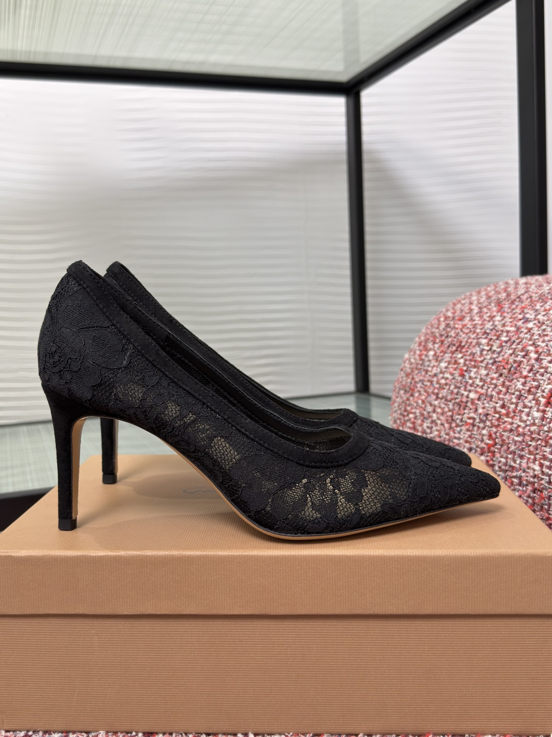 NO:787968,Top version: Gianvito Rossi 2026 early spring new style pointed toe lace high heels Italian luxury brand Gianvito Rossi lace mesh high heels are made of exquisite lace mesh with super textured floral embroidery. The pointed toe + stiletto design is elegant and long-legged. The 8.5cm heel height can be easily used at weddings and banquets. The inside is soft, comfortable to wear and does not chafe your feet. The lace is breathable and friendly to wear in summer. Whether it is a wedding dress, cheongsam or formal dress, it can be easily matched, practical and beautiful, and is the first choice of wedding shoes for brides and fashionable girls! Original fabric, customized lace mesh, lining/foot pads, imported sheepskin, outsole, genuine leather outsole imported from Italy, heel height 8.5cm, Size 34-42 (34 40 41 42 customized, non-returnable), high heels, single shoes, high heels, sheepskin, Leather soles19860909顶级版本: Gianvito Rossi 2026 早春新款 尖头 蕾丝 高跟 单鞋 意大利奢侈品牌Gianvito Rossi蕾丝网纱高跟鞋,采用精致蕾丝网纱,花卉刺绣超有质感.尖头+细跟设计,优雅又显腿长,8.5cm跟高,婚礼、宴会都能轻松驾驭.内里柔软,穿着舒适不磨脚,蕾丝透气,夏天穿也很友好號.无论婚纱、旗袍还是礼服,都能轻松搭配,实用又美貌,是新娘和时尚女生的婚鞋首选！ 面料原版定制蕾丝网面 内里/垫脚进口羊皮 大底意大利进口真皮大底 跟高8.5cm Size34-42（34 40 41 42定做不退换）,高跟鞋单鞋,high heels,sheepskin,Leather soles,Women's Shoes