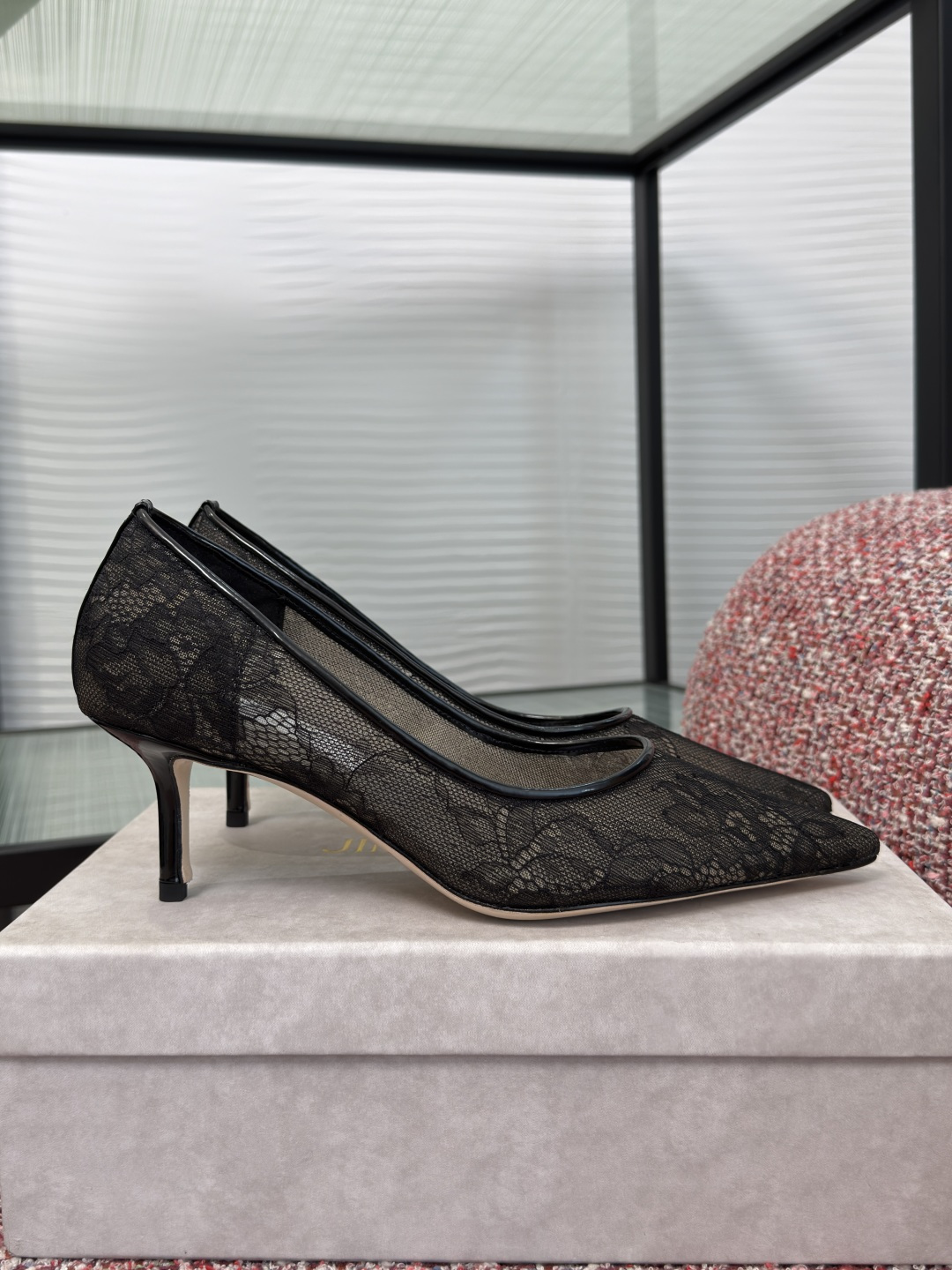 NO:787959,Top version: JIMMY CHOO 2026 spring and summer new LOVE 65 lace pointed toe high heels single shoes JIMMY CHOO Love 65 high heels, using exquisite and delicate Jimmy Choo lace fabrics to reinterpret Jimmy Choo's iconic silhouette. The neat pointed toe is paired with slender high heels, exuding a charming and charming atmosphere. The upper opening is slightly higher, which not only increases the package area, but also outlines elegant lines, highlighting the brand's exquisite genes and exuding a fashionable atmosphere.  Original fabric, customized lace mesh, lining/foot pads, imported sheepskin, outsole, genuine leather outsole imported from Italy, heel height 6.5cm, Size 35-42 (40 41 42 customized, non-returnable), high heels, jimmy choo, jimmy choo, high heels, sheepskin, Leather soles19860909顶级版本: JIMMY CHOO吉米周 2026 春夏新款 LOVE 65蕾丝 尖头 高跟鞋 单鞋 JIMMY CHOO吉米周Love 65 高跟鞋,以精美细腻的 Jimmy Choo 蕾丝面料焕新演绎 Jimmy Choo 标志性廓形.利落尖头搭配纤细高跟,散发娇媚迷人气息.鞋面开口略高,既增加了包裹面积,又勾勒出优雅线条,彰显品牌精致基因,散发时尚气息. 面料原版定制蕾丝网面 内里/垫脚进口羊皮 大底意大利进口真皮大底 跟高6.5cm Size35-42（40 41 42定做不退换）,高跟鞋单鞋,jimmy choo,jimmy choo,high heels,sheepskin,Leather soles,Women's Shoes