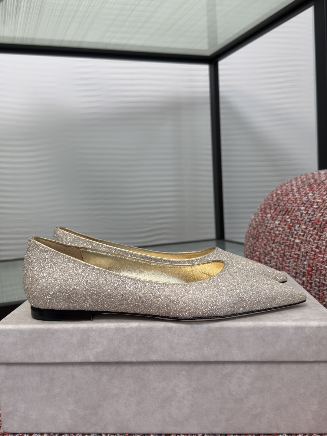 NO:787962,Top version: JIMMY CHOO 2026 Spring and Summer New LOVE FLAT Pointed Toe Shallow Mouth Flat Wedding Shoes Single Shoes JIMMY CHOO Love Flat series gold sequin flat shoes, the pointed toe design modifies the foot shape, the fine sequins on the upper are low-key and shiny, and the golden satin lining is super textured. The flat bottom is comfortable, suitable for long-term wear, can be easily managed at weddings and banquets, and can also be worn with dresses or skirts on a daily basis. It is elegant and practical, and is one of the popular choices of wedding shoes.  Original fabric, customized Grete, lining/foot pads, imported sheepskin, outsole, genuine leather outsole imported from Italy, Size 35-42 (40 41 42 customized, non-refundable), high heels, jimmy choo, jimmy choo, flats, high heels, skirts, sheepskin, Leather soles19860909顶级版本: JIMMY CHOO吉米周 2026 春夏新款 LOVE FLAT 尖头 浅口 平底 婚鞋 单鞋 JIMMY CHOO吉米周Love Flat系列金色亮片平底鞋,尖头设计修饰脚型,鞋面细密亮片低调闪耀,金色缎面内衬超有质感.平底舒适,适合长时间穿着,婚礼、宴会都能轻松驾驭,也能日常搭配礼服或裙装,优雅又实用,是婚鞋热门选择之一心. 面料原版定制格力特 内里/垫脚进口羊皮 大底意大利进口真皮大底 Size35-42（40 41 42定做不退换）,高跟鞋单鞋,jimmy choo,jimmy choo,flats,high heels,skirts,sheepskin,Leather soles,Women's Shoes