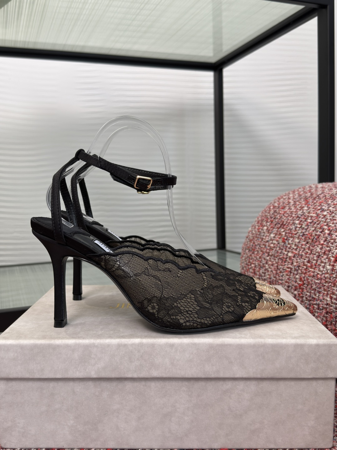 NO:787956,Top version: JIMMY CHOO Jimmy Choo 2026 spring and summer new model FAIZ 95 lace pointed toe copper toe high heels single shoes JIMMY CHOO Jimmy Choo Faiz series pointed toe shoes, a new interpretation of Jimmy Choo with exquisite and delicate Jimmy Choo lace fabric  Iconic silhouette. Neat pointed toe with slender high heels, exuding a charming and charming atmosphere. The opening of the vamp is slightly higher, which not only increases the package area, but also outlines elegant lines, highlights the brand's exquisite genes, and exudes a fashionable atmosphere. Fabric: Original custom lace mesh/original molded carved copper toe Lining/foot pads Imported sheepskin outsole Italian imported genuine leather outsole Heel height 9.5cm Size35-42 (40 41 42 custom-made and non-returnable), high-heeled sandals, jimmy  choo,jimmy choo,sandals,high heels,sheepskin,Leather soles19860909顶级版本: JIMMY CHOO吉米周 2026 春夏新款 FAIZ 95 蕾丝 尖头 铜鞋头 高跟鞋 单鞋 JIMMY CHOO吉米周Faiz系列尖头鞋,以精美细腻的 Jimmy Choo 蕾丝面料焕新演绎 Jimmy Choo 标志性廓形.利落尖头搭配纤细高跟,散发娇媚迷人气息.鞋面开口略高,既增加了包裹面积,又勾勒出优雅线条,彰显品牌精致基因,散发时尚气息. 面料原版定制蕾丝网面/原版开模雕花铜头 内里/垫脚进口羊皮 大底意大利进口真皮大底 跟高9.5cm Size35-42（40 41 42定做不退换）,高跟鞋凉鞋,jimmy choo,jimmy choo,sandals,high heels,sheepskin,Leather soles,Women's Shoes
