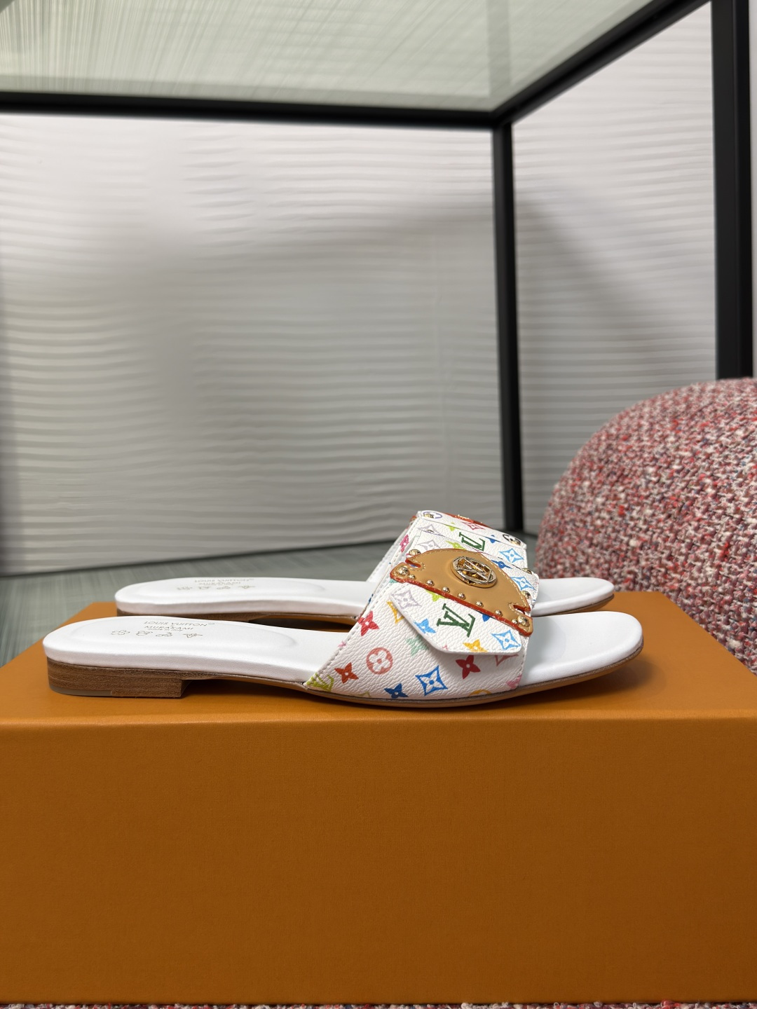 NO:787953,Top version: LV x TM Louis Vuitton x Takashi Murakami co-branded 6AM series white tricolor flat sandals LVILV  The fabric is imported first-layer cowhide, the lining is imported soft sheepskin, the outsole is genuine leather outsole imported from Italy, Size: 35-40 (40 41 customized, non-returnable), high heels and slippers, louis vuitton, louis vuitton, high heels, slippers, skirts, cowhide, sheepskin, Leather soles19860909顶级版本: LV x TM 路易威登x村上隆联名6AM 系列白三彩 平底 凉拖鞋 LVILV x村上隆限定白三彩拖鞋,经典Monogram帆布+多彩印花,搭配棕色皮革装饰和金属铆钉,艺术感满满.轻便舒造,日常休闲或度假都能轻松驾驭.鞋面蝴蝶结设计超灵动,裙装、休闲装都能搭,这款限定系列收藏价值高,国内已断货. 面料进口头层牛皮 内里进口柔软羊皮里 大底意大利进口真皮大底 Size:35-40(40 41定做不退换）,高跟鞋拖鞋,louis vuitton,louis vuitton,high heels,slippers,skirts,cowhide,sheepskin,Leather soles,Women's Shoes