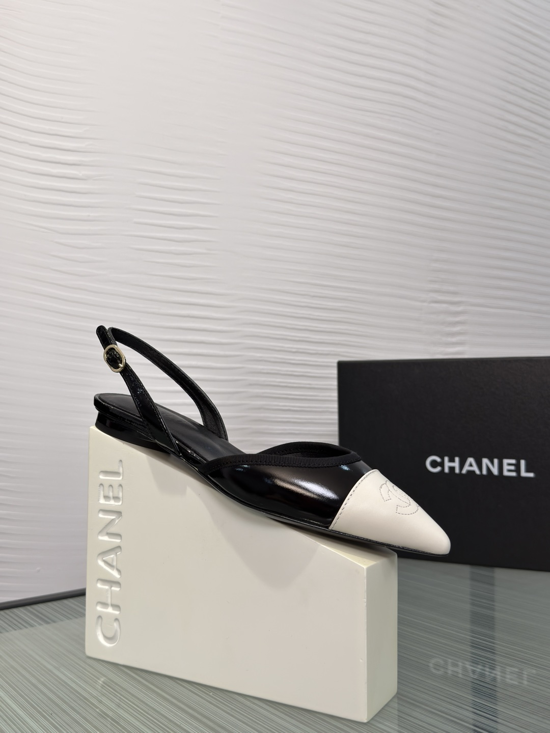 NO:788429,Top version: CHANEL 2026 spring and summer new style pointed toe, hollow back, thick heel single shoes. Chanel's color-blocked pointed toe hollow back shoes, super classic with contrasting colors, lamb leather + double C Logo, perfect for recognition. The pointed toe design lengthens the leg line, and the hollow back + adjustable buckle makes it comfortable and stable to wear. The low-heeled design can be easily used for commuting and banquets. It is elegant and practical. It is a must-have versatile artifact for little girls with a fragrant style!  Fabric imported lambskin, lining imported sheepskin, outsole, genuine leather outsole imported from Italy, Size 35-41 (40 41 customized, non-returnable), sandals, chanel, chanel, sandals, sheepskin, Leather soles19860909顶级版本: CHANEL 香奈儿 2026 春夏新款 尖头 后空 粗跟 单鞋 香奈儿这款拼色尖头后空单鞋,撞色配搭超经典,小羊皮革+双C Logo,辨识度满分.尖头设计拉长腿部线条,后空+可调节扣带,穿着舒适又稳固.低跟设计,通勤、宴会都能轻松驾驭,优雅又实用,是小香风女孩必入的百搭神器！ 面料进口小羊皮 内里进口羊皮 大底意大利进口真皮大底 Size35-41（40 41 定做不退换）,凉鞋单鞋,chanel,chanel,sandals,sheepskin,Leather soles,Women's Shoes