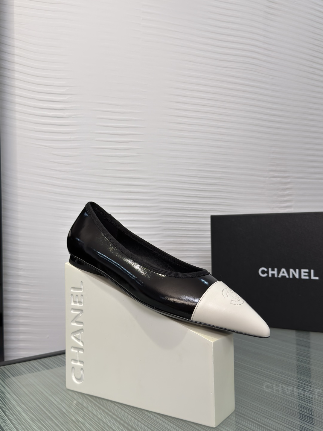 NO:788431,Top version: CHANEL Chanel 26 new spring and summer color block pointed toe double C flat shoes Chanel Chanel's color block pointed toe flat shoes are simple and super recognizable!  The upper is made of smooth leather, the lining is soft, and it is comfortable to wear without scratching your feet. The double C embroidery logo on the toe box is full of details and full of brand feeling. It can be easily controlled for daily commuting and leisure. It is elegant and fashionable. It can be matched with skirts and trousers to easily enhance the style. Material imported mixed sheepskin Lining imported sheepskin Outsole Imported genuine leather outsole Size 35-41 (40 41  Customized (no return or exchange), sandals, chanel, chanel, sandals, flats, skirts, sheepskin, Leather soles19860909顶级版本: CHANEL 香奈儿 26 春夏新款 拼色尖头 双C 平底 单鞋 Chanel 香奈儿这款拼色尖头平底鞋,简约又超有辨识度！鞋面是光滑皮革,内里柔软,穿着舒适不磨脚.鞋头双C刺绣标志,细节满分,品牌感拉满～日常通勤、休闲都能轻松驾驭,优雅又时髦,裙装裤装随心搭配,轻松提升造型感. 面料进口混种羊皮 内里进口羊皮 大底意大利进口真皮大底 Size35-41（40 41 定做不退换）,凉鞋单鞋,chanel,chanel,sandals,flats,skirts,sheepskin,Leather soles,Women's Shoes