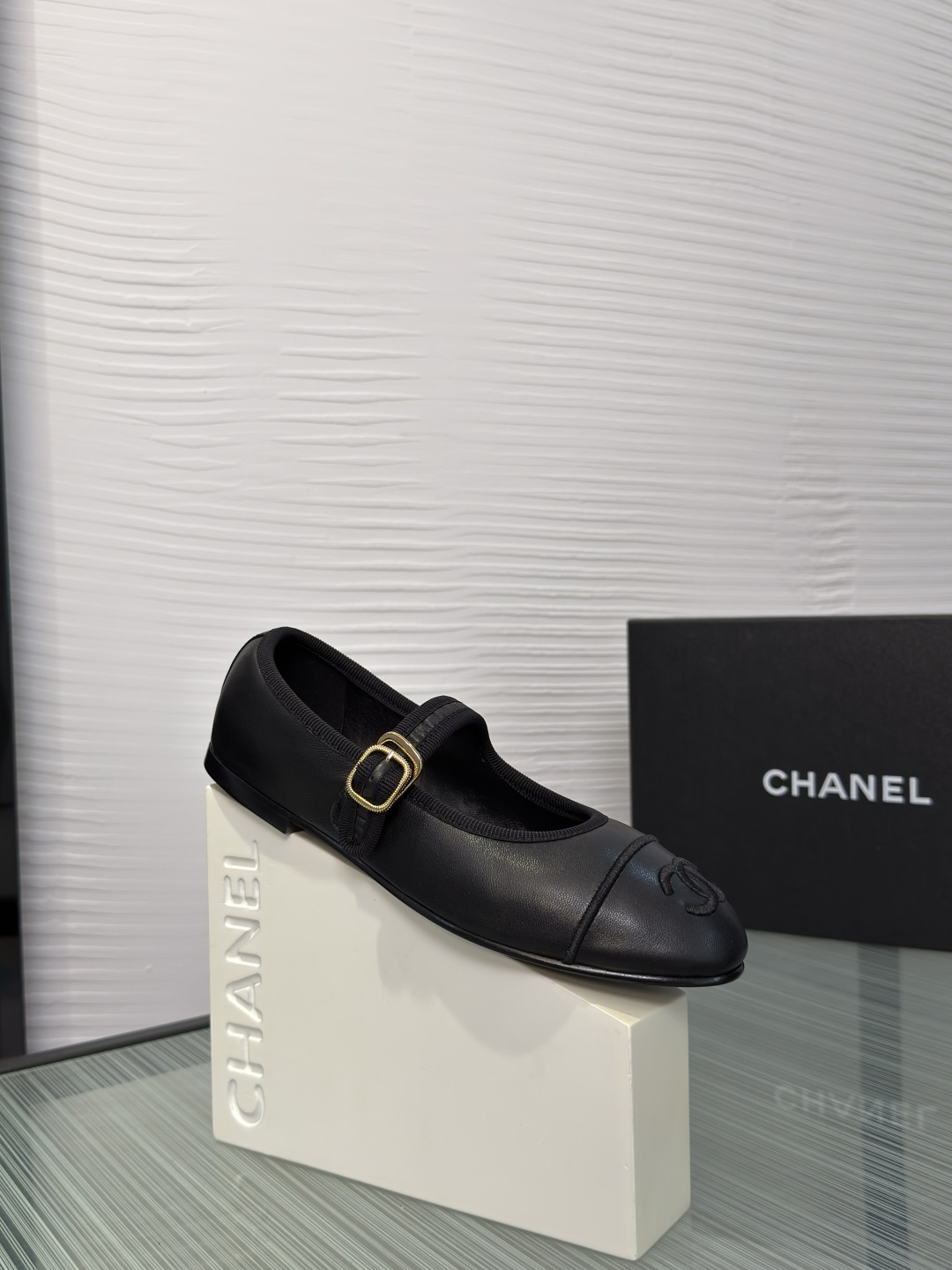 NO:788427,Top version: CHANEL Chanel 2026 Spring and Summer New Embroidery Double C Straight Flat Mary Jane Chanel flat Mary Jane shoes, classic round toe + straight buckle, full of elegant retro temperament!  The double C Logo embroidery on the upper is very recognizable. The lining is soft and fit, making it comfortable for daily commuting or walking for a long time. The flat-soled design is practical and fashionable, and can be easily matched with skirts and trousers. It is French elegance and easy to handle ~ the shoe box is exquisitely packaged, and is suitable for gifting and personal use. The fabric is imported lambskin, the lining is imported sheepskin, the outsole is genuine leather imported from Italy, Size35-41 (40 41 custom-made, non-returnable), ballet shoes, chanel, chanel, mary  jane,skirts,sheepskin,Leather soles19860909顶级版本: CHANEL 香奈儿 2026 春夏新款 刺绣 双C 一字带 平底 玛丽珍 Chanel香奈儿平底玛丽珍鞋,经典圆头+一字扣带,优雅复古气质满分！鞋面双C Logo刺绣超有辨识度.内里柔软贴合,日常通勤或长时间走路都很舒适.平底设计,实用又时髦,裙装裤装都能轻松搭配,法式优雅轻松拿捏～鞋盒包装精致,送礼自用都很合适. 面料进口小羊皮 内里进口羊皮 大底意大利进口真皮大底 Size35-41（40 41 定做不退换）,芭蕾舞鞋,chanel,chanel,mary jane,skirts,sheepskin,Leather soles,Women's Shoes