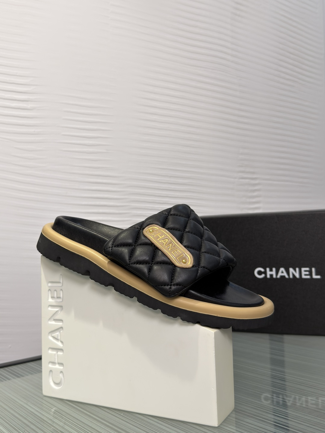 NO:788438,Top version: CHANEL Chanel 2026 Spring and Summer New Velcro Diamond Plaid Nameplate Beach Shoes Slippers Chanel Chanel's diamond thick-soled slippers, electric embroidered diamond pattern + brown logo metal plate, are simple and highly recognizable. The thick-soled design quietly increases the height, and is also very comfortable, so you don't get tired if you wear it for a long time. The sole is non-slip, and it is OK for daily outings and vacations!  The Velcro is adjustable and adapts to various foot types. It is practical and fashionable. It is very versatile when worn with skirts or casual pants in summer ~ Imported lambskin fabric, imported sheepskin lining, original open molded ultra-light foam outsole Size 35-43 (40, 41, 42, 43 customized, non-returnable), slippers, chanel, chanel, slippers, skirts, sheepskin19860909顶级版本: CHANEL 香奈儿 2026 春夏新款 魔术贴 菱格 铭牌 沙滩鞋 拖鞋 Chanel 香奈儿这款菱格厚底拖鞋,电绣菱格纹+棕色Logo金属牌,简约又超有辨识度.厚底设计悄悄增高,还很舒适,长时间穿也不累.鞋底防滑,日常出街、度假都OK！魔术贴可调节,适配各种脚型,实用又时髦,夏天搭裙装或休闲裤都超百搭～ 面料进口小羊皮 内里进口羊皮 大底原版开模超轻发泡大底 Size35-43（40 41 42 43定做不退换）,拖鞋,chanel,chanel,slippers,skirts,sheepskin,Women's Shoes