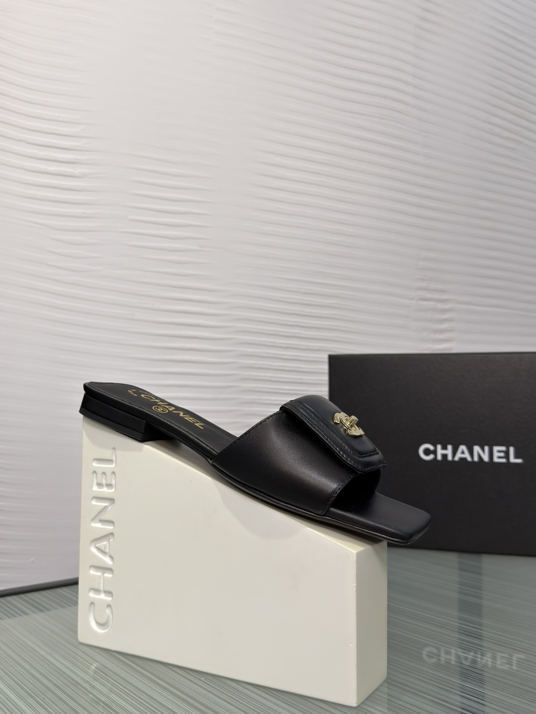 NO:788425,Top version: CHANEL Chanel 2026 Spring and Summer New Square Toe School Bag Double C Buckle Flat Slippers Chanel Chanel's suede flat slippers have a soft upper and a classic double C metal logo, full of brand sense!  The flat design is super comfortable, suitable for daily wear or vacation. The color is versatile and gentle, and can be easily matched with various styles of clothing. There is 'CHANEL' on the inside of the sole, with exquisite details, low-key luxury, and simple and elegant girls must buy it!  Fabric imported sheepskin/suede lining/foot pads imported sheepskin outsole Italian imported genuine leather outsole Size35-43 (40 41 42 43 customized and non-returnable), slippers, chanel, chanel, slippers, sheepskin, chamois leather, Leather soles19860909顶级版本: CHANEL 香奈儿 2026 春夏新款 方头 书包双C扣 平底 拖鞋 Chanel香奈儿这款麂皮平底拖鞋,鞋面柔软,搭配经典双C金属Logo,品牌感满满！平底设计超舒适,日常穿或度假都很合适.色调百搭又温柔,轻松搭配各种风格服饰.鞋底内侧有“CHANEL”字样,细节精致,低调奢华,简约优雅女生必入！ 面料进口羊皮/麂皮 内里/垫脚进口羊皮 大底意大利进口真皮大底 Size35-43（40 41 42 43定做不退换）,拖鞋,chanel,chanel,slippers,sheepskin,chamois leather,Leather soles,Women's Shoes