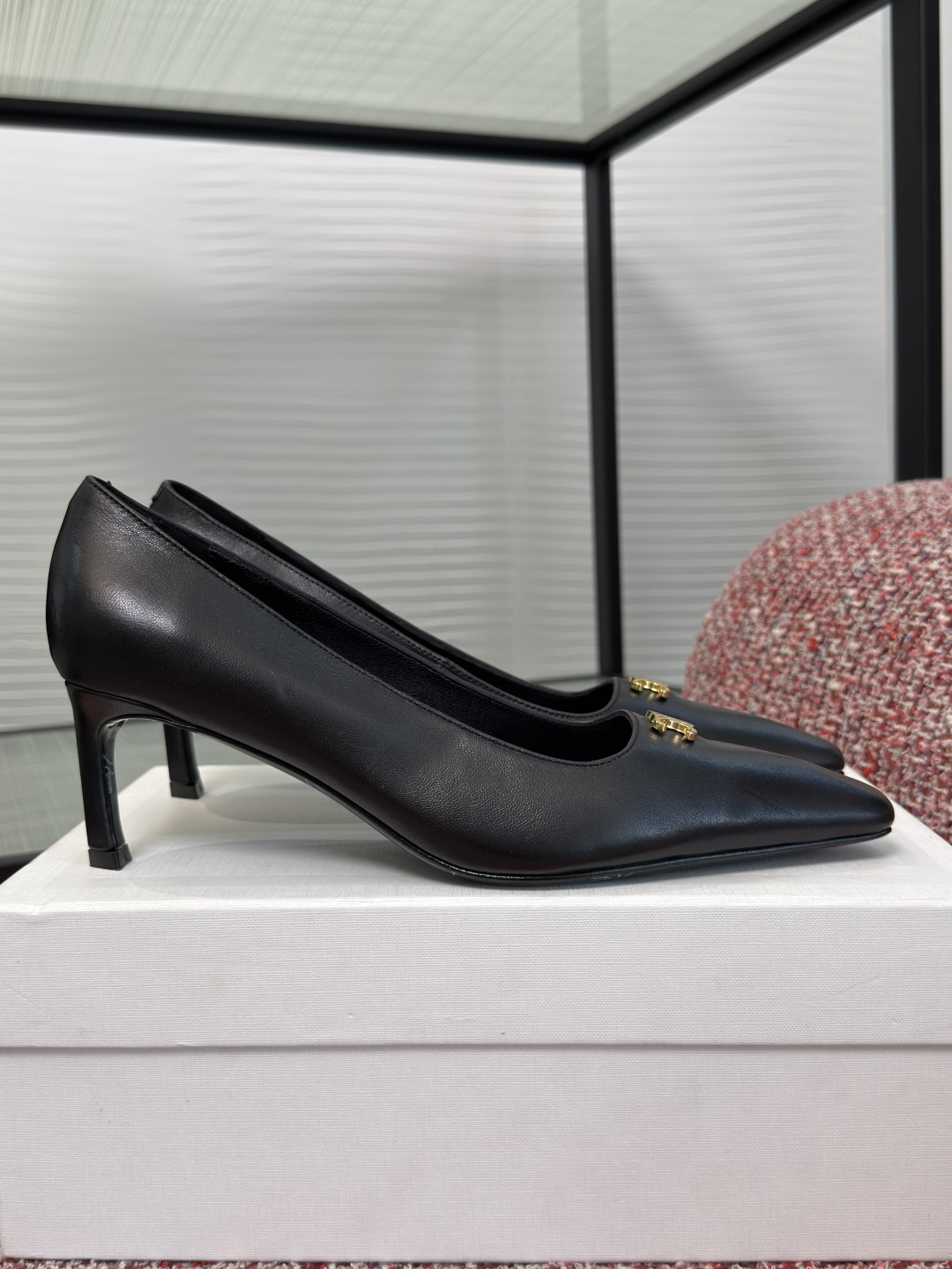 NO:788735,Top version: CELINE 2026 Spring and Summer New Square Toe Arc de Triomphe High Heels Single Shoes CELINE Arc de Triomphe high heels are made of high-quality sheepskin, the uppers are smooth and delicate, and they are matched with the golden Arc de Triomphe Logo. The brand is highly recognizable. The square toe shallow mouth design is comfortable and fashionable, and can be easily used for daily commuting. The flat bottom design makes walking less tiring, elegant and practical, can be worn with skirts and trousers, French simple style, low-key and high-end!  Fabric imported lambskin Lining/foot pads imported sheepskin Outsole Italian imported leather outsole Heel height 5.5cm Size35-40 (40 is custom-made and non-refundable), high-heeled shoes, celine, celine, high heels, skirts, sheepskin, Leather soles19860909顶级版本: CELINE 赛琳 2026 春夏新款 方头 凯旋门 高跟鞋 单鞋 CELINE凯旋门高跟单鞋,选用优质羊皮,鞋面光滑细腻,搭配金色凯旋门Logo,品牌辨识度超高.方头浅口设计,舒适又时髦,通勤日常都能轻松驾驭.平底设计,走路不累脚,优雅实用兼备,裙装裤装都能搭,法式简约风,低调高级感满分！ 面料进口小羊皮 内里/垫脚进口羊皮 大底意大利进口真皮大底 跟高5.5cm Size35-40（40 定做不退换）,高跟鞋单鞋,celine,celine,high heels,skirts,sheepskin,Leather soles,Women's Shoes