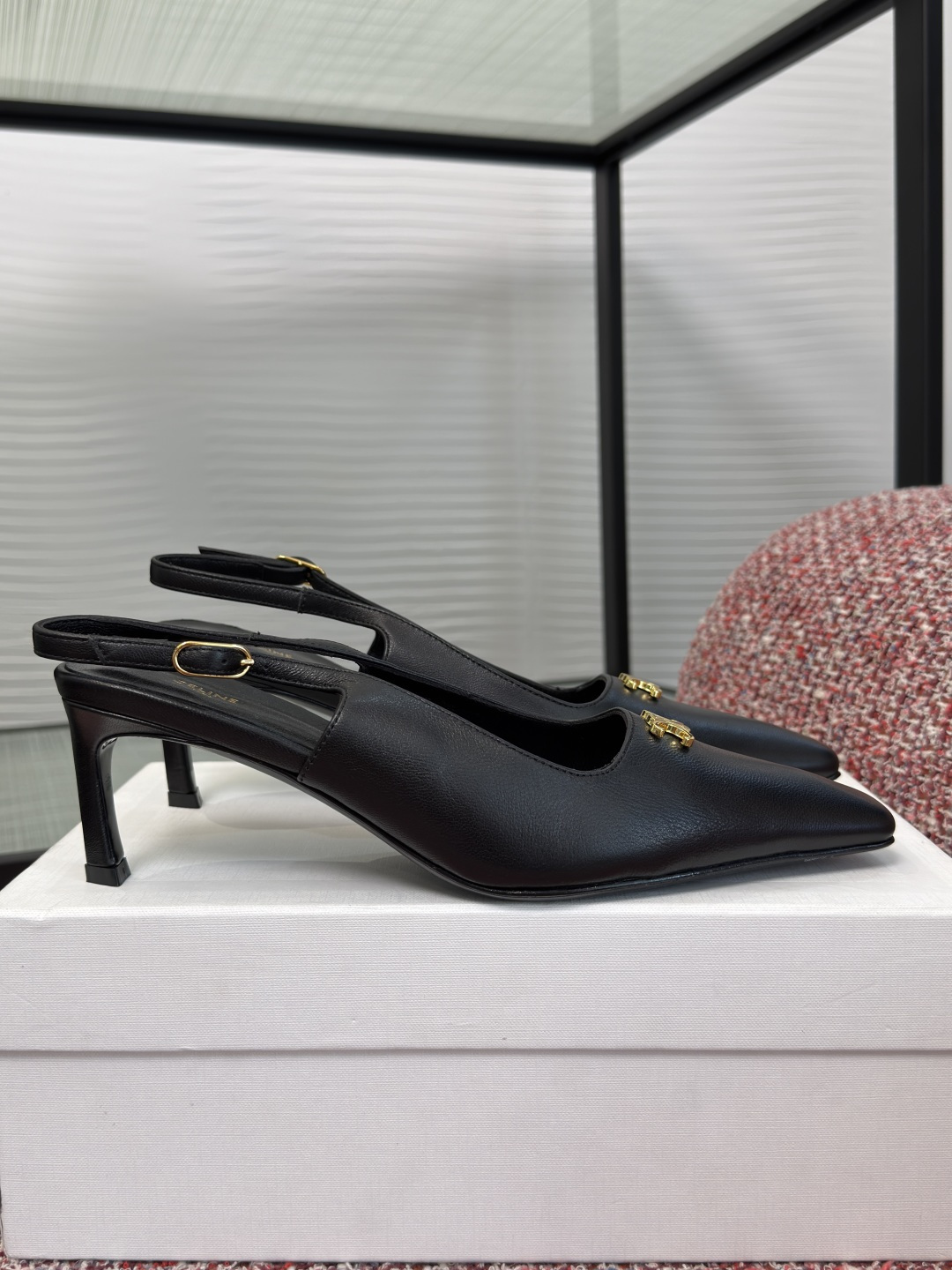 NO:788762,Top version: CELINE 2026 spring and summer new square toe Arc de Triomphe back empty high heels single shoes  CELINE Arc de Triomphe high-heeled shoes are made of high-quality sheepskin. The uppers are smooth and delicate, and are matched with the golden Arc de Triomphe logo. The brand is highly recognizable. The square toe and shallow mouth design are comfortable and fashionable, and can be easily used for daily commuting. The flat-bottom design makes walking less tiring, elegant and practical, and can be worn with skirts and trousers. French simple style, low-key and high-end!  Fabric imported lambskin Lining/foot pads imported sheepskin Outsole Italian imported leather outsole Heel height 5.5cm Size35-40 (40 is custom-made and non-returnable), high heels and sandals, celine, celine, sandals, high heels, skirts, sheepskin, Leather soles19860909顶级版本: CELINE 赛琳 2026 春夏新款 方头 凯旋门 后空 高跟鞋 单鞋 CELINE凯旋门高跟单鞋,选用优质羊皮,鞋面光滑细腻,搭配金色凯旋门Logo,品牌辨识度超高.方头浅口设计,舒适又时髦,通勤日常都能轻松驾驭.平底设计,走路不累脚,优雅实用兼备,裙装裤装都能搭,法式简约风,低调高级感满分！ 面料进口小羊皮 内里/垫脚进口羊皮 大底意大利进口真皮大底 跟高5.5cm Size35-40（40 定做不退换）,高跟鞋凉鞋,celine,celine,sandals,high heels,skirts,sheepskin,Leather soles,Women's Shoes