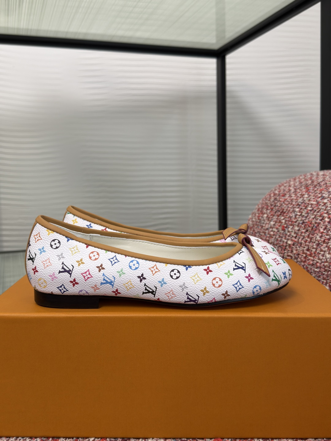 NO:788756,Top version: LV Louis Vuitton 2026 Spring and Summer New Darling Round Toe Bow Flat Ballet Shoes This style of Darling ballet flats is made of colorful Monogram Mulicolore canvas, paying tribute to the renewed collaboration between Louis Vuitton and Japanese artist Takashi Murakami. The classic round toe ballet shoes are embellished with leather trims and bows, and the soft leather soles complete the easy-to-build structure. Fabric imported cowhide/denim denim Lining/foot pads imported sheepskin  Outsole Italian imported genuine leather outsole Size35-42 (40 41 42 custom-made and non-returnable), ballet shoes, louis vuitton, louis vuitton, flats, cowhide, sheepskin, Leather soles19860909顶级版本: LV 路易威登 2026 春夏新款 Darling 圆头 蝴蝶结 平底 芭蕾舞鞋 单鞋 本款 Darling 芭蕾平底鞋采用缤纷 Monogram Mulicolore 帆布,致敬路易威登和日本艺术家村上隆的再度携手.经典圆头芭蕾舞鞋点缀皮革饰边和蝴蝶结,柔软皮革鞋底完善易搭构型. 面料进口牛皮/丹宁牛仔布 内里/垫脚进口羊皮 大底意大利进口真皮大底 Size35-42（40 41 42定做不退换）,芭蕾舞鞋,louis vuitton,louis vuitton,flats,cowhide,sheepskin,Leather soles,Women's Shoes