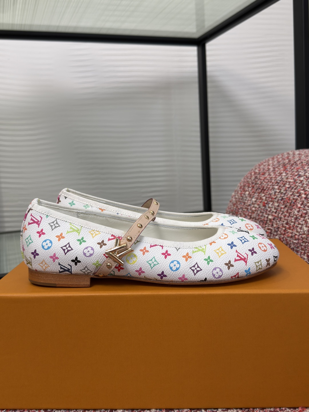 NO:788759,Top version: LV Louis Vuitton 2026 spring and summer new ROMY round toe flat ballet shoes This Romy flat ballet shoe uses Monogram denim to interpret the classic style, and then uses Yingze LV lettering to mark the cow leather shoelaces, which complements the rounded toe. The delicate leather outsole completes the whole. Fabric imported cowhide/denim denim Inner/foot pads imported sheepskin outsole Italian imported leather outsole  Size35-42 (40 41 42 customized, non-returnable), ballet shoes, louis vuitton, louis vuitton, cowhide, sheepskin, Leather soles19860909顶级版本: LV 路易威登 2026 春夏新款 ROMY 圆头 平底 芭蕾舞鞋 单鞋 本款 Romy 平底芭蕾鞋以 Monogram 丹宁布诠释经典风尚,再令莹泽 LV字母标注牛皮革鞋带,与圆润鞋头相映成趣.细腻皮革外底完善整体. 面料进口牛皮/丹宁牛仔布 内里/垫脚进口羊皮 大底意大利进口真皮大底 Size35-42（40 41 42定做不退换）,芭蕾舞鞋,louis vuitton,louis vuitton,cowhide,sheepskin,Leather soles,Women's Shoes