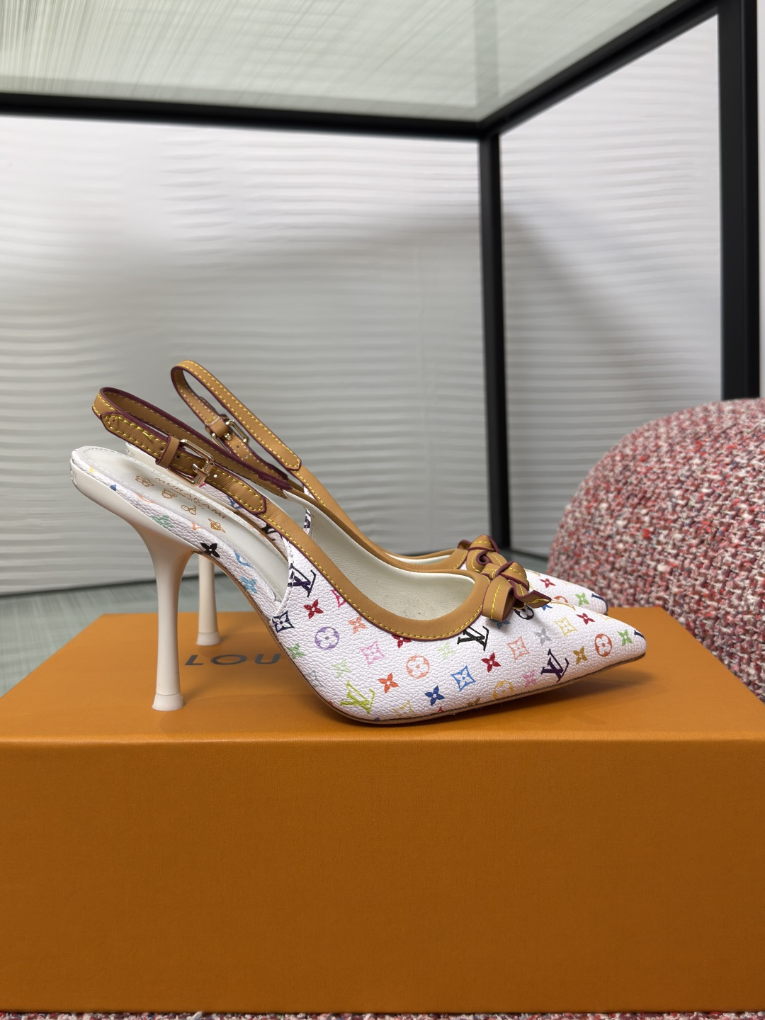 NO:788750,Top version: LV Louis Vuitton Spring/Summer 2026 Pointed Toe Bow Back Empty Stiletto Heel Sandals Single Shoes The LV x TM open-back pumps celebrate the multi-color monogram canvas designed by Japanese artist Takashi Murakami for Louis Vuitton. This exclusive material adds a touch of energy to the model, showing a refined and feminine charm, complete with bow and adjustable straps, made of Maison's signature natural leather. A kitten heel completes the original creation.  Fabric imported cowhide/denim denim Lining/foot pads imported sheepskin Outsole Italian imported genuine leather outsole Heel height 9cm Size35-42 (40 41 42 customized, non-refundable), high heels sandals, louis vuitton, louis vuitton, sandals, high heels, cowhide, sheepskin, Leather soles19860909顶级版本: LV 路易威登 2026 春夏新款 尖头 蝴蝶结 后空 细高跟 凉鞋 单鞋 LV x TM开背高跟鞋庆祝了由日本艺术家村上隆为路易威登设计的多色字母组合画布.这份独家材质为模特增添了一抹活力,展现出精致且女性化的魅力,配有蝴蝶结和可调节背带,采用Maison标志性的天然皮革制成.小猫跟完成了最初的创作. 面料进口牛皮/丹宁牛仔布 内里/垫脚进口羊皮 大底意大利进口真皮大底 跟高9cm Size35-42（40 41 42定做不退换）,高跟鞋凉鞋,louis vuitton,louis vuitton,sandals,high heels,cowhide,sheepskin,Leather soles,Women's Shoes