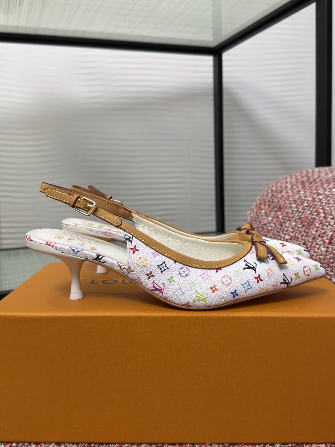 NO:788753,Top version: LV Louis Vuitton Spring/Summer 2026 Pointed Toe Bow Back Empty Stiletto Heel Sandals Single Shoes The LV x TM open-back pumps celebrate the multi-color monogram canvas designed by Japanese artist Takashi Murakami for Louis Vuitton. This exclusive material adds a touch of energy to the model, showing a refined and feminine charm, complete with bow and adjustable straps, made of Maison's signature natural leather. A kitten heel completes the original creation.  Fabric imported cowhide/denim denim Lining/foot pads imported sheepskin Outsole Italian imported genuine leather outsole Heel height 6cm Size35-42 (40 41 42 customized, non-refundable), high heels sandals, louis vuitton, louis vuitton, sandals, high heels, cowhide, sheepskin, Leather soles19860909顶级版本: LV 路易威登 2026 春夏新款 尖头 蝴蝶结 后空 细高跟 凉鞋 单鞋 LV x TM开背高跟鞋庆祝了由日本艺术家村上隆为路易威登设计的多色字母组合画布.这份独家材质为模特增添了一抹活力,展现出精致且女性化的魅力,配有蝴蝶结和可调节背带,采用Maison标志性的天然皮革制成.小猫跟完成了最初的创作. 面料进口牛皮/丹宁牛仔布 内里/垫脚进口羊皮 大底意大利进口真皮大底 跟高6cm Size35-42（40 41 42定做不退换）,高跟鞋凉鞋,louis vuitton,louis vuitton,sandals,high heels,cowhide,sheepskin,Leather soles,Women's Shoes