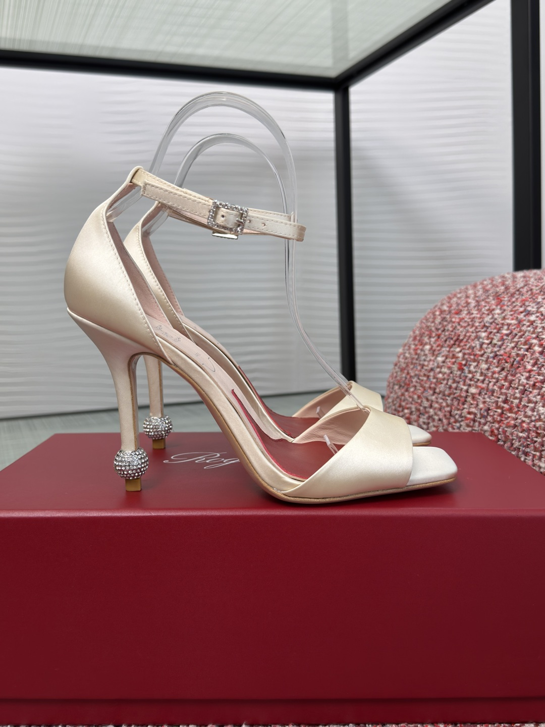 NO:789816,Top version: Roger Viver 2026 spring and summer new square toe open toe buckle sandals. This sandal is made of silk satin, with a square toe design, comfortable and fashionable. The heel is decorated with diamond-encrusted balls, the ankle buckle design, and the insole is inlaid with a heart-shaped pattern. It is exquisite and elegant, and can easily enhance your travel style. Suitable for formal occasions or dress matching. Roger Vivier is famous for its high-end shoes and unique designs. It is loved by fashionistas and is a must-have for sophisticated girls!  Fabric: silk lining/foot pads imported sheepskin outsole Italian imported genuine leather outsole Heel height 10cm Size34-41 (34 40 41 customized, non-returnable), high heels sandals,roger vivier,sandals,high heels,sheepskin,real silk,Leather soles19860909顶级版本: Roger Viver 罗杰维维亚 2026 春夏新款 方头 露趾 扣带 凉鞋 本款凉鞋以真丝缎制成,方头设计,舒适又时髦,后跟点缀镶钻圆球,踝部扣带设计,内底嵌以心形图案,精致优雅,轻松提升出行造型.适合正式场合或礼服搭配.Roger Vivier以高端鞋履和独特设计闻名,深受时尚达人喜爱,精致女孩必入！ 面料真丝 内里/垫脚进口羊皮 大底意大利进口真皮大底 跟高10cm Size34-41（34 40 41 定做不退换）,高跟鞋凉鞋,roger vivier,sandals,high heels,sheepskin,real silk,Leather soles,Women's Shoes