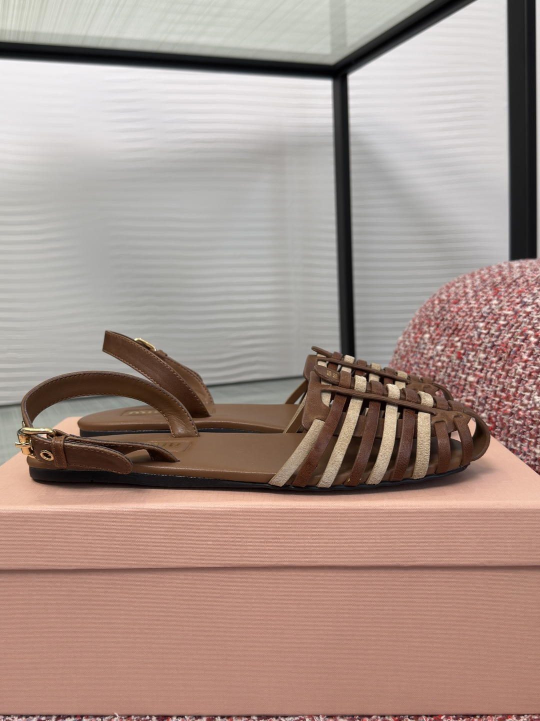 NO:789813,Top version: MIU MIU 2026 spring and summer new style retro Roman style braided toe flat sandals Miu Miu's braided toe sandals are full of retro Roman style!  Baotou design, hollow weaving is super breathable, super comfortable to wear in summer. Low-heeled flat bottom, OK for daily commuting and leisure. Adjustable buckle at the heel, easy to put on and take off and fit well. French retro style, looks great with skirts or casual pants, it is a versatile item in summer. Fabric imported first-layer cowhide, lining/foot pads imported sheepskin outsole original molded rubber outsole Size 35-40 (  40 (customized, non-refundable), sandals, miumiu, sandals, skirts, cowhide, sheepskin19860909顶级版本: MIU MIU 缪缪 2026 春夏新款 复古罗马风 编织 包头 平底 凉鞋 Miu Miu这款编织包头凉鞋,复古罗马风满满！包头设计,镂空编织超透气,夏天穿超舒服.低跟平底,日常通勤、休闲都OK,后跟可调节扣带,穿脱方便又贴合.法式复古气质,搭裙装或休闲裤都很出彩,是夏季百搭神器. 面料进口头层牛皮 内里/垫脚进口羊皮 大底原版开模橡胶大底 Size35-40（ 40定做不退换）,凉鞋,miumiu,sandals,skirts,cowhide,sheepskin,Women's Shoes