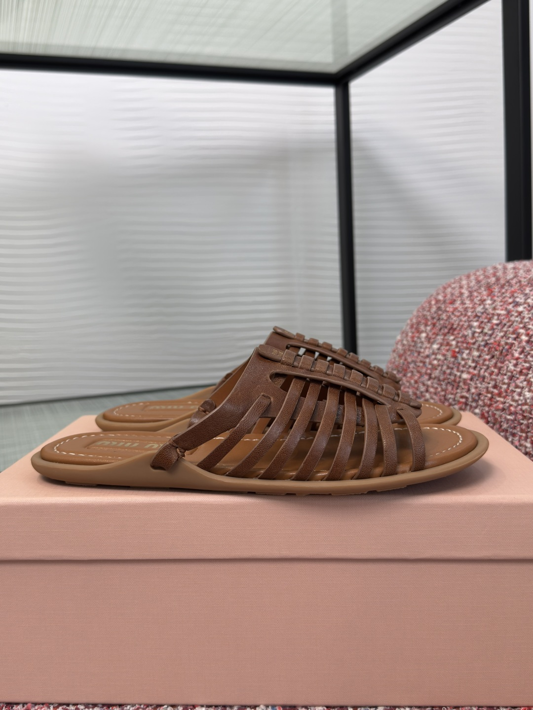 NO:789810,Top version: MIU MIU 2026 spring and summer new style retro Roman style woven flat slippers Miu Miu's woven sandals, first-layer cow leather + hollow design, breathable and fashionable!  The insole has the brand logo, and the details are perfect. The flat-soled design is super comfortable for daily wear. It can be worn with skirts or casual pants in summer, and it is easy to create an elegant and casual style~ The fabric is imported first-layer cowhide, the lining/foot pads are imported sheepskin, the outsole is original molded rubber outsole, Size 35-40 (customized for 40, non-refundable), slippers, miumiu, sandals, slippers, skirts, cowhide, sheepskin19860909顶级版本: MIU MIU 缪缪 2026 春夏新款 复古罗马风 编织 平底 拖鞋 Miu Miu这款编织凉鞋,头层牛皮革+镂空设计,透气又时髦！鞋垫有品牌标志,细节满分.平底设计,日常穿超舒适,夏天搭裙装或休闲裤都很OK,轻松打造优雅随性风~ 面料进口头层牛皮 内里/垫脚进口羊皮 大底原版开模橡胶大底 Size35-40（ 40定做不退换）,拖鞋,miumiu,sandals,slippers,skirts,cowhide,sheepskin,Women's Shoes