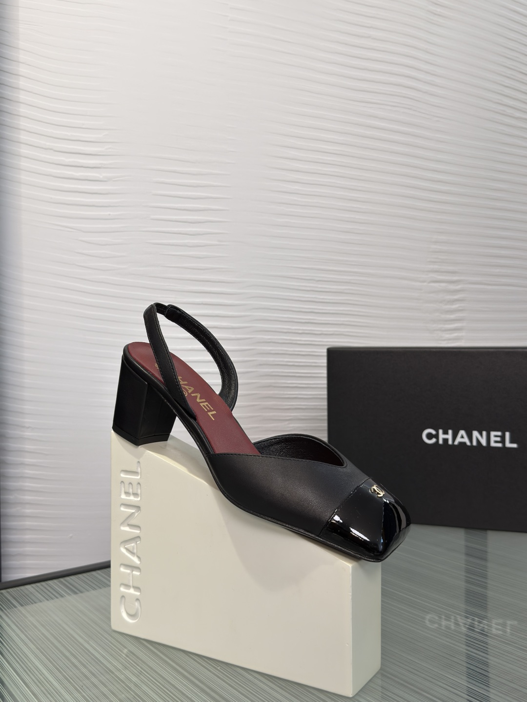 NO:789807,Top version: CHANEL Chanel 2026 spring and summer new style, large square toe, color matching, double C buckle, empty back, thick high heel sandals, Chanel Fragrant Grandma Mary Jane sandals, a pair of very popular sandals recently! The large square toe design directly lengthens the legs! Simple yet highly recognizable! The one-line strap + thick heel design makes it easy to put on and take off and is very stable, so it can be used in daily activities~ The insole is red leather, with a brand logo on the inside, and it is full of details. The color matching and square toe are classic Chanel elements, fashionable and versatile, and can be easily worn with skirts and trousers, and you have an elegant temperament! Fabric imported metal wrinkle paint, lining imported sheepskin, outsole, genuine leather outsole imported from Italy, heel height 7cm, Size 35-41 (40 41 customized, non-returnable), sandals, chanel, chanel, sandals, mary jane, skirts, sheepskin, Leather soles19860909顶级版本: CHANEL 香奈儿 2026 春夏新款 大方头 拼色 双C扣 后空 粗高跟 凉鞋 Chanel香奶奶后空玛丽珍凉鞋,最近很火的一双凉鞋！大方头设计直接拉长腿型！简约又超有辨识度！一字带+粗跟设计,穿脱方便还很稳,通動日常都OK～鞋垫红色皮革,内侧有品牌标志,细节满分心.拼色和方头是香奈儿经典元素,时髦又百搭,裙装裤装都能轻松驾驭,优雅气质拿捏住啦！ 面料进口金属皱漆 内里进口羊皮 大底意大利进口真皮大底 跟高7cm Size35-41（40 41 定做不退换）,凉鞋,chanel,chanel,sandals,mary jane,skirts,sheepskin,Leather soles,Women's Shoes