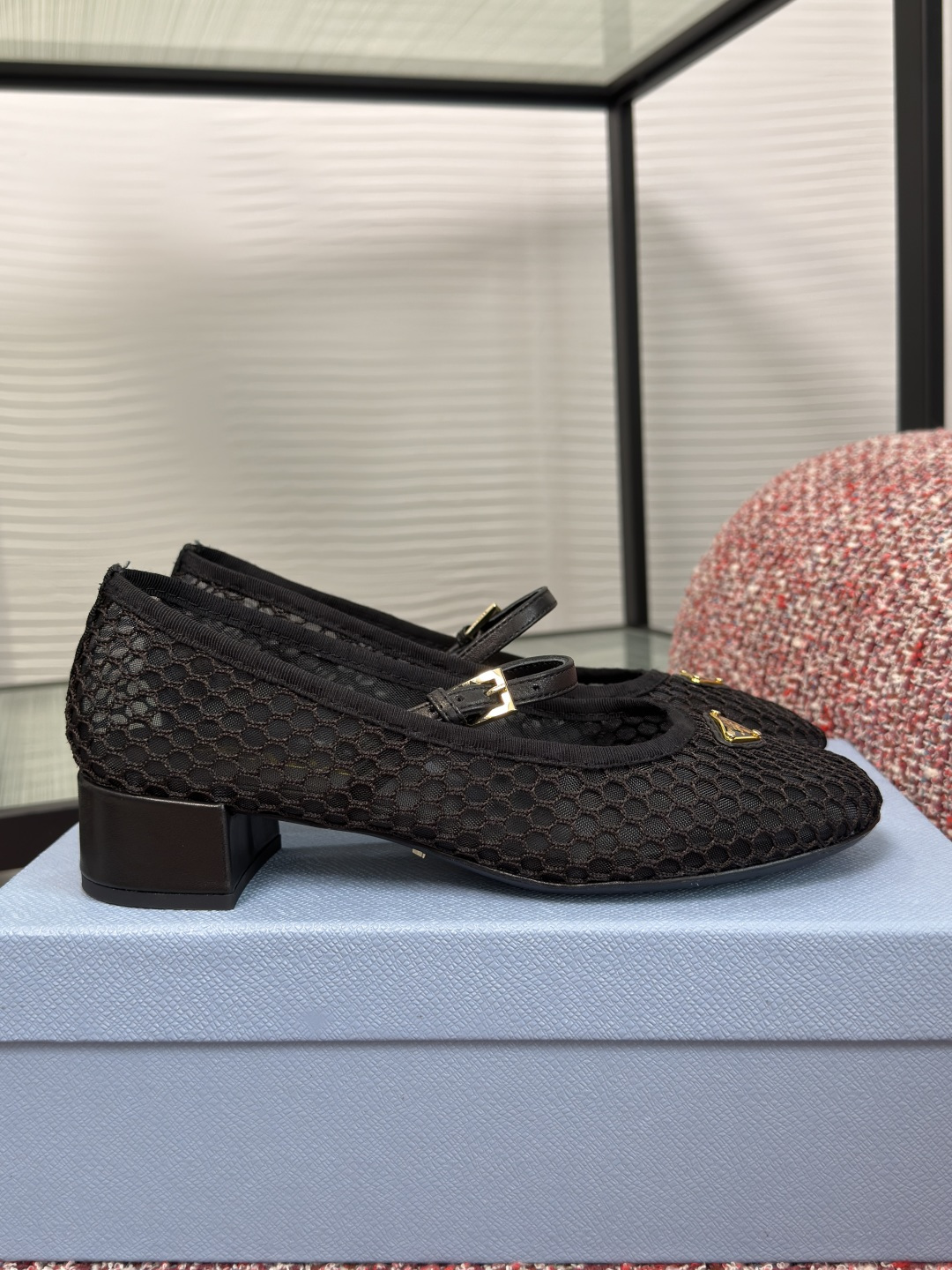 NO:781181,Top version: PRADA 2026 Spring and Summer New Style Round Toe Gauze Strap Triangular Logo Thick Medium Heel Ballet Shoes Prada These ballet flats have a soft silhouette, classic details, and a refined and timeless style. Reinterpreted with mesh fabric, the upper is decorated with an engraved logo metal buckle, an enameled triangle metal logo, and a leather-covered heel with a height of 35 mm. Presenting a unique and delicate charm. Original fabric custom gauze  Foot pads imported sheepskin outsole Italian imported genuine leather outsole Heel height 3.5cm Size35-41 (40 41 customized, non-returnable), ballet shoes, prada, prada, flats, sheepskin, Leather soles19860909顶级版本: PRADA 普拉达 2026 春夏新款 圆头 纱网 一字带 三角形logo标 粗中跟 芭蕾舞鞋 Prada 这款芭蕾平底鞋廓形柔美,细节经典,彰显精致隽永格调.采用网状织物重新诠释,鞋面饰有雕刻徽标金属搭扣,涂珐琅三角形金属徽标,皮革包覆鞋跟,高度35毫米.呈现独特而娇柔的魅力. 面料原版定制纱网 垫脚进口羊皮 大底意大利进口真皮大底 跟高3.5cm Size35-41（40 41 定做不退换）,芭蕾舞鞋,prada,prada,flats,sheepskin,Leather soles,Women's Shoes