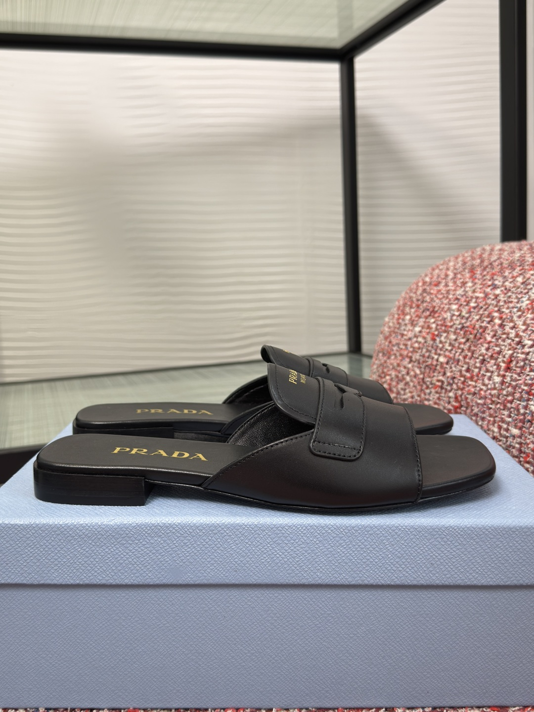 NO:781248,Top version: PRADA 2026 new summer style, square toe, flat bottom, flip-flops, slippers. The design of Prada's slippers refers to the concept of loafers, simple and elegant, and the insole is printed with the golden 'PRADA MILANO' logo, which is full of brand sense. The flat thick heel design is super comfortable for daily wear, easily improves the sophistication of the style, is fashionable and practical!  Fabric imported calfskin/horse hair, foot pads imported sheepskin, outsole, Italian imported leather outsole injection molding, Size 35-41 (40 41 customized, non-refundable), slippers, prada, prada, loafers, slippers, cowhide, sheepskin, Leather soles19860909顶级版本: PRADA 普拉达 2026 夏季新款 方头 平底 一字拖 拖鞋 Prada这款凉拖设计引用乐福鞋的概念,简约大方,鞋垫印有金色“PRADA MILANO”标志,品牌感十足.平底粗跟设计,日常穿超舒适,轻松提升造型精致度,时髦又实用！ 面料进口小牛皮/马毛 垫脚进口羊皮 大底意大利进口真皮大底注塑 Size35-41（40 41 定做不退换）,拖鞋,prada,prada,loafers,slippers,cowhide,sheepskin,Leather soles,Women's Shoes