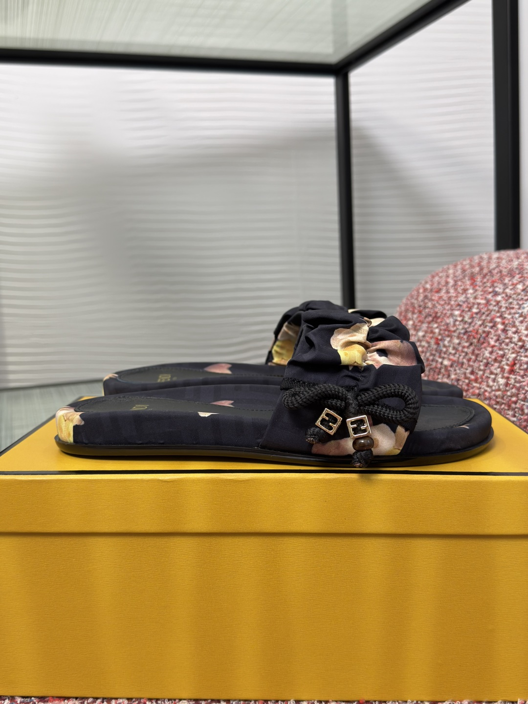 NO:781256,Top version: FENDI Fendi 2026 new summer feel color block FF jacquard bow pleated flat slippers Fendi Fendi's wide strap flat sandals. Made of FF jacquard satin, decorated with light green and pink FENDI Bouquet prints. Decorated with pleated bows and pink woven satin drawstrings. Embellished with brown resin effect beads and square gold metal elements, decorated with FF patterns. Fabric original custom printed satin  Lining/foot pads imported sheepskin outsole original molded rubber outsole Size 35-45 (40 for women and 45 for men, custom-made and non-returnable), slippers, fendi, fendi, slippers, sheepskin19860909顶级版本: FENDI 芬迪 2026 夏季新款 Feel 拼色 FF提花 蝴蝶结 褶皱 平底 拖鞋 Fendi 芬迪这款宽饰带平底凉拖鞋.FF提花缎面材质,饰以浅绿色和粉红色FENDI Bouquet印花.饰有褶皱蝴蝶结,搭配粉红色编织缎带拉绳.点缀棕色树脂效果珠饰和方形金色金属元素,饰有FF图案. 面料原版定制印花缎面 内里/垫脚进口羊皮 大底原版开模橡胶大底 Size35-45（女40 男45定做不退换）,拖鞋,fendi,fendi,slippers,sheepskin,Women's Shoes