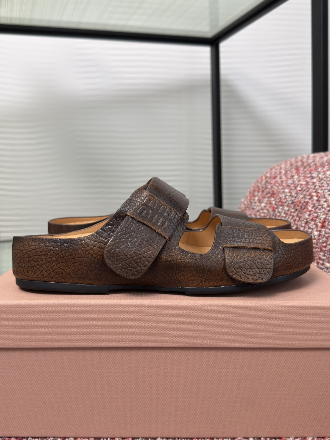 NO:781188,Top version: MIU MIU 2026 Summer New Style Distressed Double Straps Flat Birkenstock Shoes Sandals Slippers Miu Miu's Birkenstock style sandals are made of fine textured and durable cowhide. Double strap design + adjustable buckle, super easy to put on and take off, fit the foot shape without losing the heel ~ the insole is soft leather, with brand logo on the inside, full of details!  Flat bottom design, comfortable and fashionable, looks great with skirts or casual pants in summer. Fabric imported cowhide, foot pads imported cowhide, outsole original molded rubber outsole Size 35-41 (40 41 customized, non-refundable), slippers, miumiu, sandals, slippers, skirts, cowhide19860909顶级版本: MIU MIU 缪缪 2026 夏季新款 做旧 双带 平底 勃肯鞋 凉拖 拖鞋 Miu Miu这款勃肯风凉鞋,选用质感细腻又耐用牛皮.双带设计+可调节扣带,穿脱超方便,贴合脚型不掉跟～鞋垫是柔软皮革,内里有品牌标识,细节满分！平底设计,舒适又时髦,夏天搭裙装或休闲裤都很出彩. 面料进口牛皮 垫脚进口牛皮 大底原版开模橡胶大底 Size35-41（40 41 定做不退换）,拖鞋,miumiu,sandals,slippers,skirts,cowhide,Women's Shoes