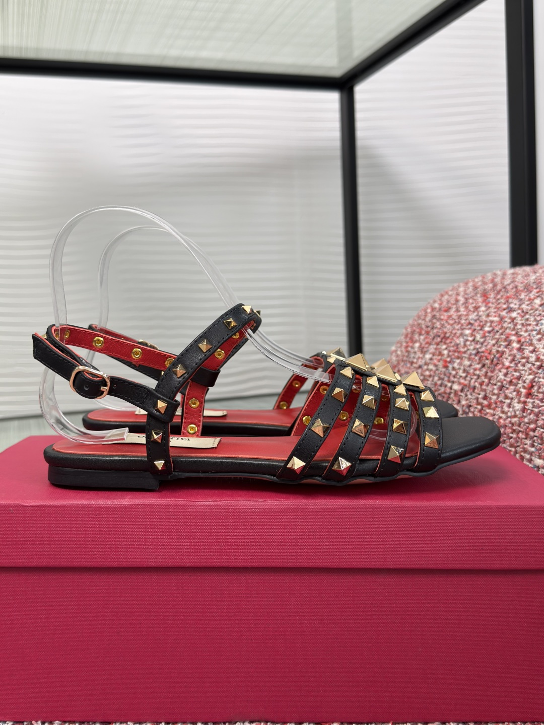 NO:783884,Top version: VALENTINO 2026 ROCKSTUD series square toe rivets flat bottom high heel sandals Valentino ROCKSTUD series high heel sandals, black sheepskin + gold rivets, highly recognizable. Square toe open toe design, stiletto heels, lengthen the leg line, elegant and sexy. They look great with skirts or jeans in summer, easily creating a high-end look. Fabric imported sheepskin lining/foot pads imported sheepskin  Outsole Italian imported genuine leather outsole Size 35-41 (40 41 custom-made, non-refundable), high-heeled sandals, valentino, valentino, sandals, high heels, skirts, jeans, sheepskin, Leather soles19860909顶级版本: VALENTINO 华伦天奴 2026 ROCKSTUD系列 方头 铆钉 平底 高跟 凉鞋 Valentino ROCKSTUD系列高跟凉鞋,黑色羊皮革+金色铆钉,辨识度超高.方头露趾设计,细高跟,拉长腿部线条,优雅又性感.夏天搭裙装或牛仔裤都很出彩,轻松打造高级感穿搭. 面料进口羊皮 内里/脚垫进口羊皮 大底意大利进口真皮大底 Size35-41（40 41定做不退换）,高跟鞋凉鞋,valentino,valentino,sandals,high heels,skirts,jeans,sheepskin,Leather soles,Women's Shoes