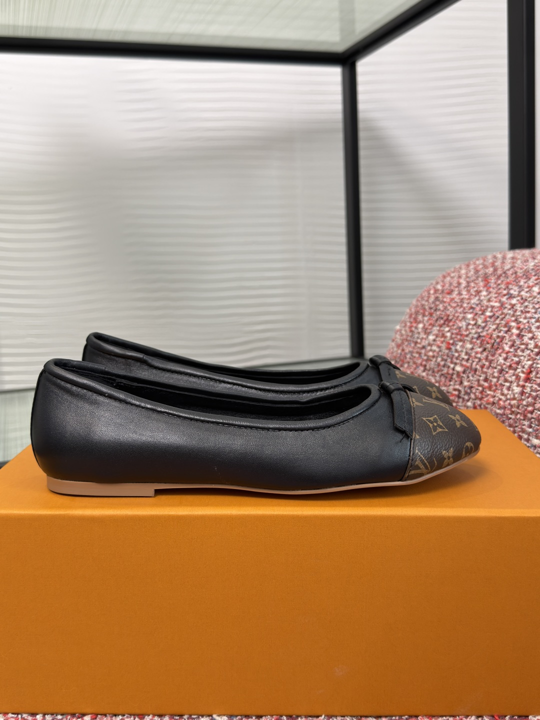 NO:783878,Top version: LV Louis Vuitton 2026 Spring and Summer New Darling Round Toe Bow Flat Ballet Shoes This style of Darling ballet flats is made of colorful Monogram Mulicolore canvas, paying tribute to the renewed collaboration between Louis Vuitton and Japanese artist Takashi Murakami. The classic round toe ballet shoes are embellished with leather trims and bows, and the soft leather soles complete the easy-to-build structure. The fabric is imported sheepskin and the lining/foot pads are imported sheepskin.  Outsole Italian imported genuine leather outsole Size 35-41 (40 41 customized, non-returnable), ballet shoes, louis vuitton, louis vuitton, flats, sheepskin, Leather soles19860909顶级版本: LV 路易威登 2026 春夏新款 Darling 圆头 蝴蝶结 平底 芭蕾舞鞋 单鞋 本款 Darling 芭蕾平底鞋采用缤纷 Monogram Mulicolore 帆布,致敬路易威登和日本艺术家村上隆的再度携手.经典圆头芭蕾舞鞋点缀皮革饰边和蝴蝶结,柔软皮革鞋底完善易搭构型. 面料进口绵羊皮 内里/垫脚进口羊皮 大底意大利进口真皮大底 Size35-41（40 41定做不退换）,芭蕾舞鞋,louis vuitton,louis vuitton,flats,sheepskin,Leather soles,Women's Shoes