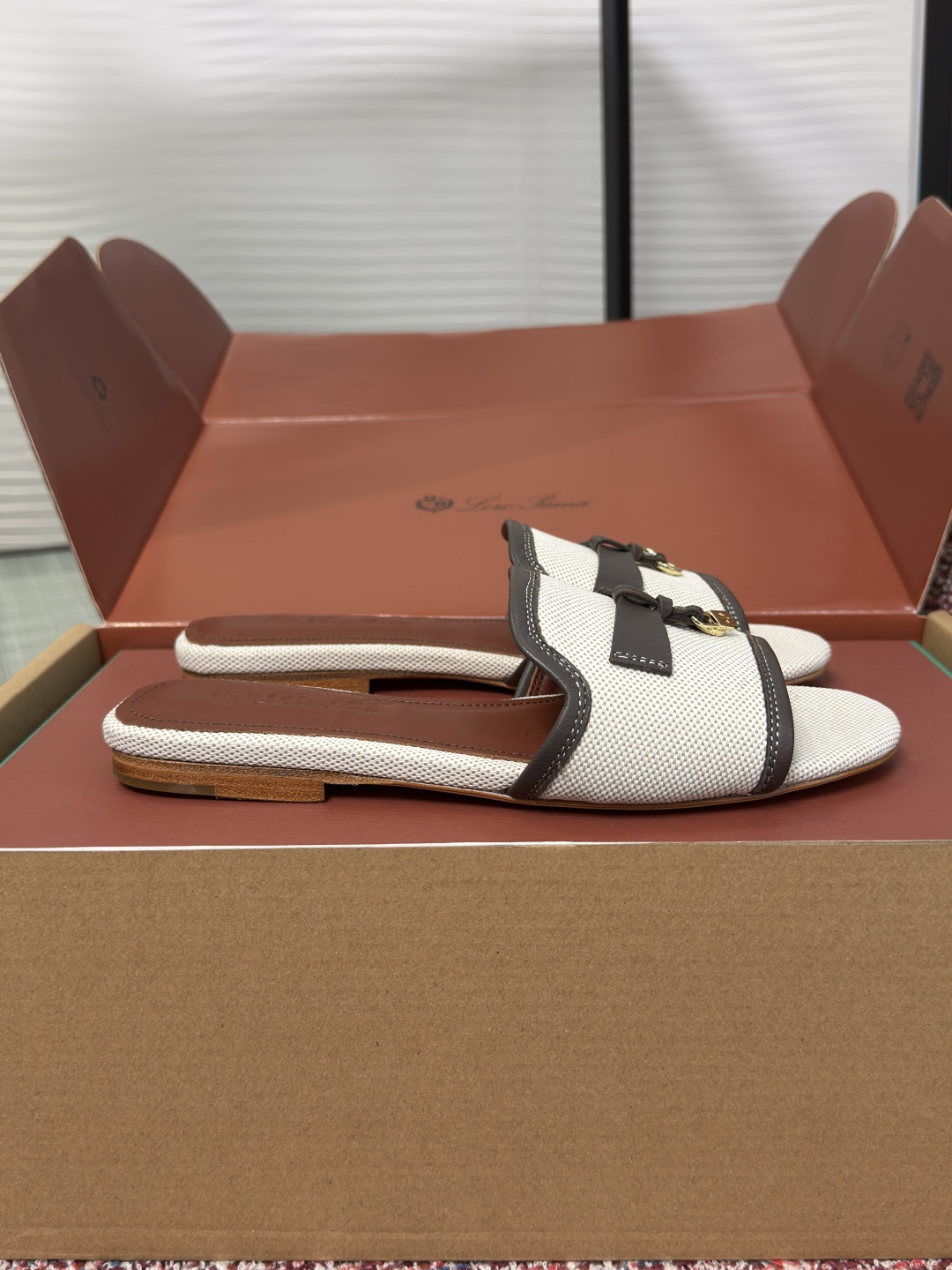 NO:783864,Top version: Loro Piana 2026 Summer New Style Hardware Pendant Toe Flat Half Slide Slipper This iconic Summer Charms sandal features a simple open silhouette, ideal for those who pursue elegance. Made of cashmere leather and water-repellent cotton and linen blend canvas, with sleek leather trim. The wide upper is decorated with Loro Piana's signature My Charms ornaments, creating an interesting contrast with the simple shoe body.  Fabric imported sheep suede/original customized canvas lining/foot pads imported sheepskin outsole Italian imported genuine leather outsole Size 35-40 (customized for 40 non-returnable), slippers, loro piana, sandals, slippers, sheepskin, Leather soles19860909顶级版本: Loro Piana 2026 夏季新款 五金吊坠 包头 平底 半拖 拖鞋 这款标志性的Summer Charms凉鞋以简洁的开放式轮廓为特色,是追求优雅人士的理想之选.采用羊绒皮和具有防泼水性能的棉麻混纺帆布制成,并点缀圆滑皮革装饰.宽幅鞋面上装饰Loro Piana标志性的My Charms饰件,与简约鞋身形成趣味对比 面料进口羊反绒/原版定制帆布 内里/脚垫进口羊皮 大底意大利进口真皮大底 Size35-40（40定做不退换）,拖鞋,loro piana,sandals,slippers,sheepskin,Leather soles,Women's Shoes