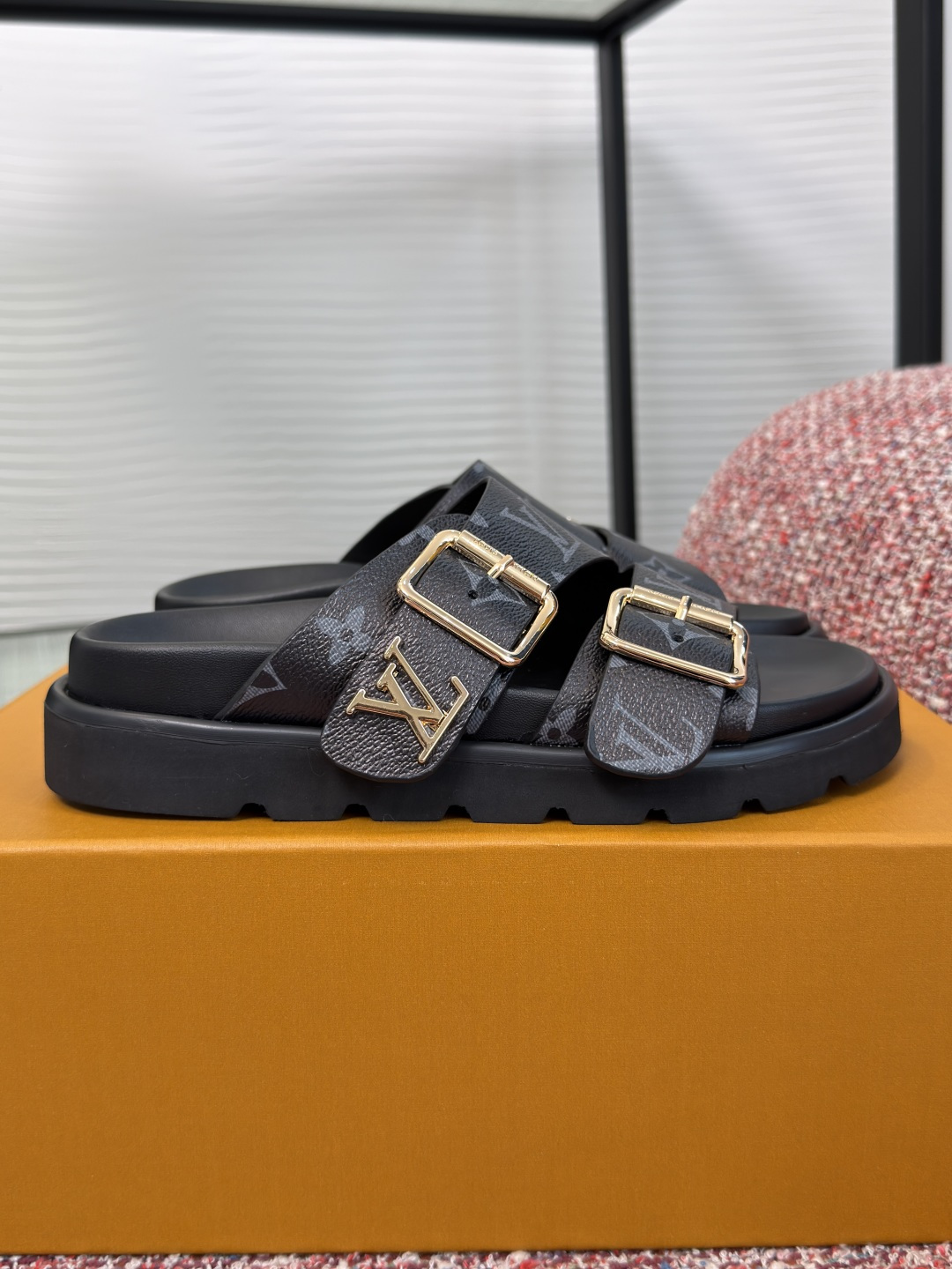 NO:783871,Top version: LOUIS VUITTON 2026 new summer style double buckle flat beach shoes slippers LV's double buckle thick-soled slippers, metal double buckles, simple and super textured!  The thick-soled design is taller and more comfortable, and is versatile for daily wear or vacation. The metal buckle is adjustable, fits the shape of the foot, is fashionable and practical, and is a must-have high-end sandal in summer. The fabric is imported cowhide/cow suede, the lining/foot pads are imported sheepskin, the original open-molded rubber foam outsole, Size 35-42 for women (40 41 42, custom-made and non-returnable) and 39-46 for men (45 46).  Customized (non-refundable), slippers, louis vuitton, louis vuitton, louis vuitton, slippers, cowhide, sheepskin19860909顶级版本: LOUIS VUITTON 路易威登 2026 夏季新款 双搭扣 平底 沙滩鞋 拖鞋 LV这款双扣厚底拖鞋,金属双扣,简约又超有质感！厚底设计,增高又舒适,日常外穿或度假都很百搭.金属扣可调节,贴合脚型,时尚实用兼备,是夏季必入的高端凉拖. 面料进口牛皮/牛反绒 内里/垫脚进口羊皮 大底原版开模橡胶发泡大底 Size女35-42（40 41 42定做不退换）  男39-46（45 46 定做不退换）,拖鞋,louis vuitton,louis vuitton,louis vuitton,slippers,cowhide,sheepskin,Women's Shoes