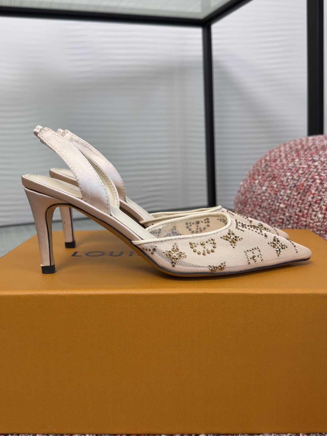 NO:783857,Top version: LOUIS VUITTON 2026 Spring and Summer New GALA High Heels Pointed Mesh Rhinestone Sandals LV's Gala high heels are mesh body embroidered with bright rhinestone Monogram patterns, making them an elegant choice for night outings. The smooth lines of the upper complement the slender high heels. The delicate leather outsole is decorated with metal LV letters. The fabric is original custom mesh/imported Australian rhinestones.  Lining/foot pads imported sheepskin outsole Italian imported genuine leather outsole Size 35-41 (40 41 customized, non-refundable), high heels sandals, louis vuitton, louis vuitton, louis vuitton, sandals, high heels, sheepskin, Leather soles19860909顶级版本: LOUIS VUITTON 路易威登 2026 春夏新款 GALA高跟鞋 尖头网面 水钻 凉鞋 LV本款Gala 高跟鞋为网格鞋身刺绣璀璨莱茵石 Monogram 图案,成就适宜夜间出行的雅致之选.鞋面流畅线条与纤细高跟相得益彰.细腻皮革外底装点金属 LV 字母装饰. 面料原版定制网面/进口澳洲水钻 内里/垫脚进口羊皮 大底意大利进口真皮大底 Size35-41（40 41定做不退换）,高跟鞋凉鞋,louis vuitton,louis vuitton,louis vuitton,sandals,high heels,sheepskin,Leather soles,Women's Shoes