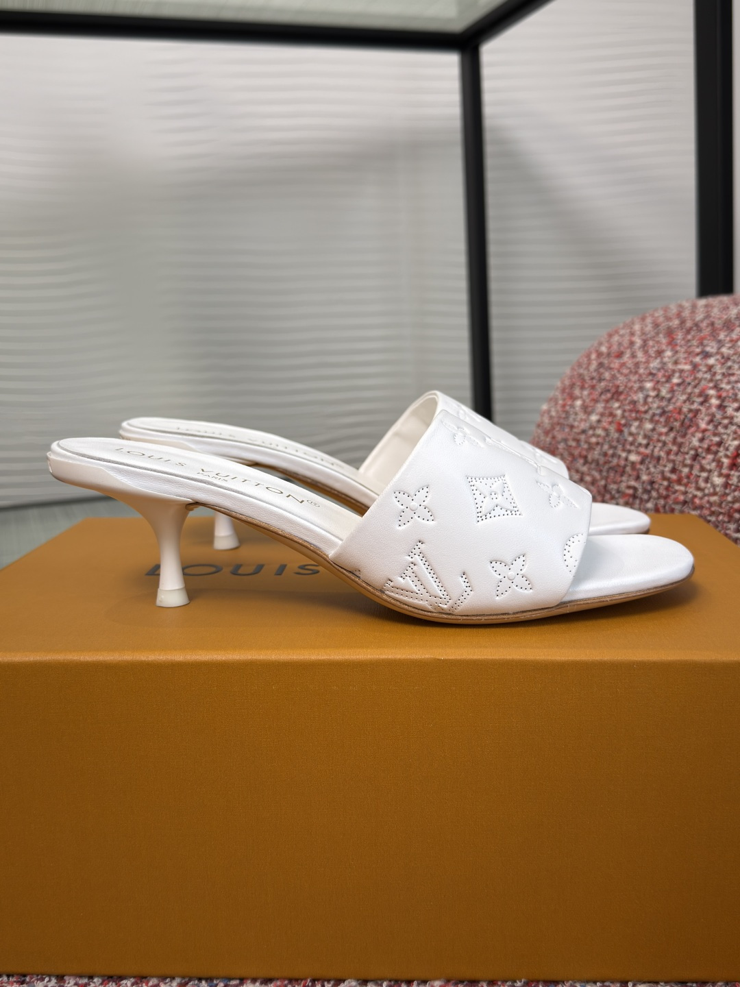 NO:783826,Top version: LOUIS VUITTON 2026 Spring and Summer New 6AM Kitten Heel High Heel Slippers This 6AM flat sandal is made of soft leather, using gradient pastel tones to render the upper Monogram pattern to convey refreshing summer vitality. Delicate leather outsole brings comfortable wearing experience. Fabric calfskin/metallic cowhide lining/foot pads imported sheepskin outsole Italian imported genuine leather outsole Size35-41 (40  41 Customized (no return or exchange), high heels and slippers, louis vuitton, louis vuitton, high heels, slippers, cowhide, sheepskin, Leather soles19860909顶级版本: LOUIS VUITTON 路易威登 2026 春夏新款 6AM 小猫跟 高跟 拖鞋 本款 6AM 平底凉拖取材柔软皮革,采用渐变粉彩色调渲染鞋面 Monogram 图案,传递夏日清爽活力.细腻皮革外底带来舒适穿着体验. 面料小牛皮/金属牛皮 内里/垫脚进口羊皮 大底意大利进口真皮大底 Size35-41（40 41定做不退换）,高跟鞋拖鞋,louis vuitton,louis vuitton,high heels,slippers,cowhide,sheepskin,Leather soles,Women's Shoes