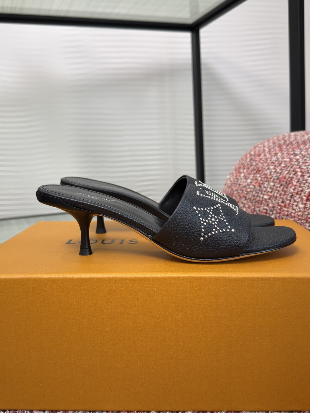 NO:783835,Top version: LOUIS VUITTON 2026 spring and summer new style 6AM rivets kitten heels high heels slippers This 6AM sandals are made of fluffy cow leather to create a wide upper, and the Monogram embossing is dipped in pastel tones, exuding dynamic summer energy. The delicate leather outsole and soft kitten heels create a comfortable and easy wearing experience. Fabric pebbled cowhide leather lining/foot pads imported sheepskin  Outsole Italian imported genuine leather outsole Size 35-41 (40 41 customized, non-returnable), high heels and slippers, louis vuitton, louis vuitton, high heels, slippers, cowhide, sheepskin, Leather soles19860909顶级版本: LOUIS VUITTON 路易威登 2026 春夏新款 6AM 铆钉 小猫跟 高跟 拖鞋 本款 6AM 凉拖以蓬松牛皮革塑造宽幅鞋面,为 Monogram 压纹浸染粉彩色调,挥洒夏日动感能量.细腻皮革外底和柔美小猫跟打造舒适简易的穿着体验. 面料荔枝纹牛皮 内里/垫脚进口羊皮 大底意大利进口真皮大底 Size35-41（40 41定做不退换）,高跟鞋拖鞋,louis vuitton,louis vuitton,high heels,slippers,cowhide,sheepskin,Leather soles,Women's Shoes