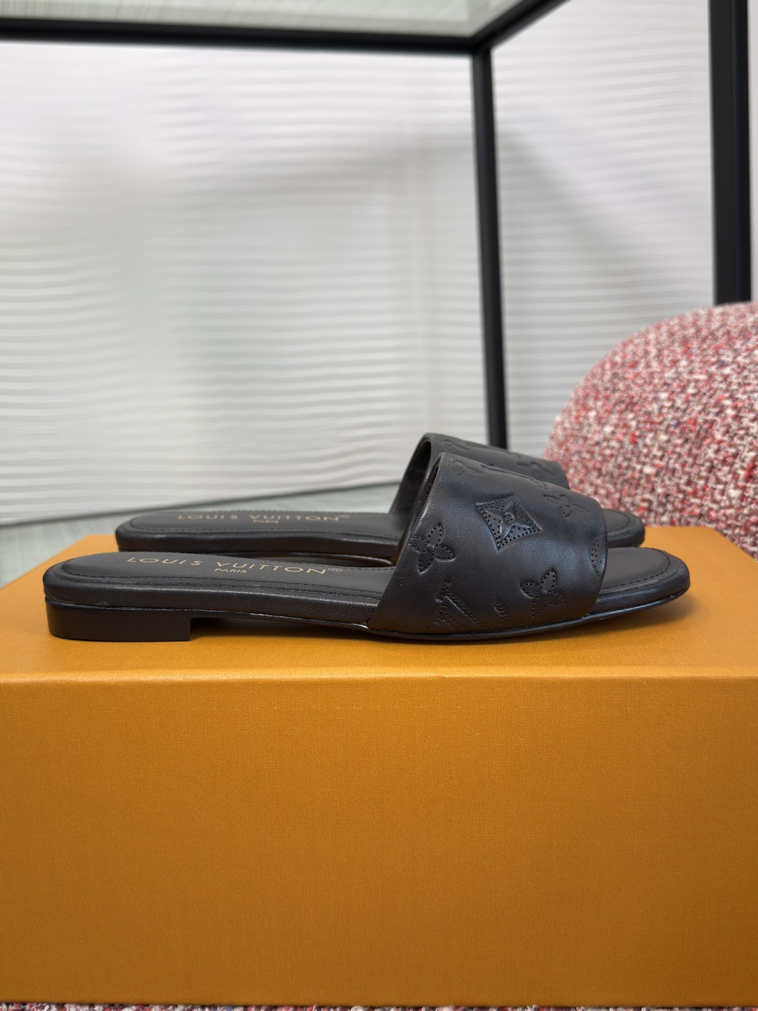 NO:783842,Top version: LOUIS VUITTON 2026 spring and summer new 6AM flat slippers. This 6AM flat slippers are made of soft leather and use gradient pastel tones to render the upper Monogram pattern to convey refreshing summer vitality. Delicate leather outsole brings comfortable wearing experience. Fabric calfskin/metallic cowhide lining/foot pad imported sheepskin outsole Italian imported leather outsole Size35-41 (40  41 Customized (no return or exchange), high heels and slippers, louis vuitton, louis vuitton, high heels, slippers, cowhide, sheepskin, Leather soles19860909顶级版本: LOUIS VUITTON 路易威登 2026 春夏新款 6AM 平底 拖鞋 本款 6AM 平底凉拖取材柔软皮革,采用渐变粉彩色调渲染鞋面 Monogram 图案,传递夏日清爽活力.细腻皮革外底带来舒适穿着体验. 面料小牛皮/金属牛皮 内里/垫脚进口羊皮 大底意大利进口真皮大底 Size35-41（40 41定做不退换）,高跟鞋拖鞋,louis vuitton,louis vuitton,high heels,slippers,cowhide,sheepskin,Leather soles,Women's Shoes