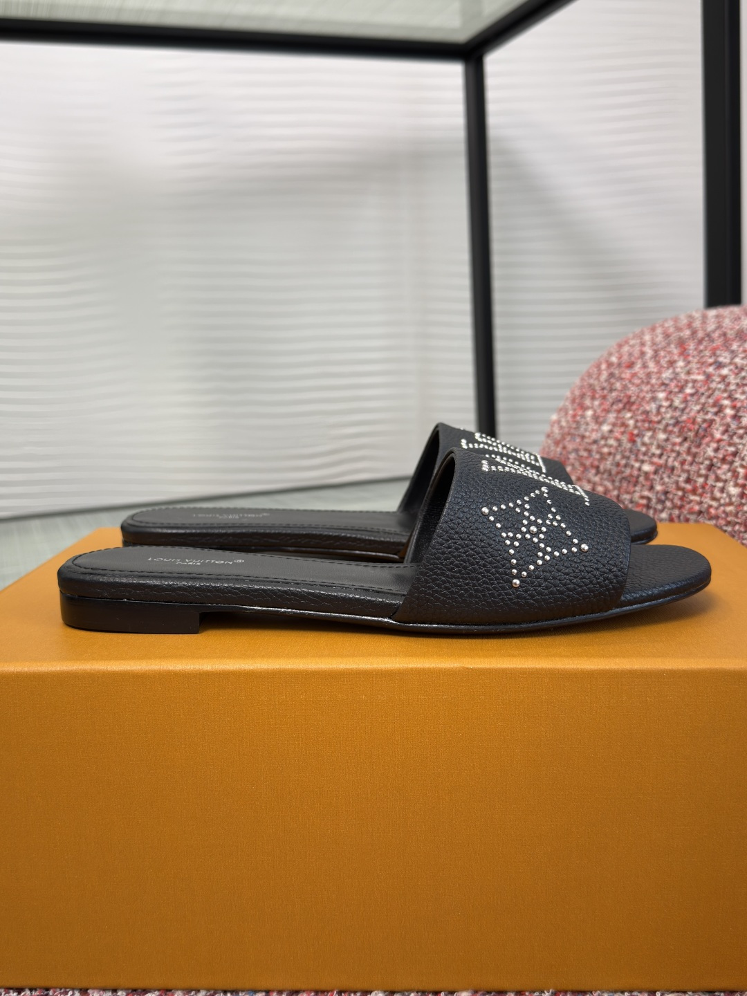 NO:783849,Top version: LOUIS VUITTON 2026 spring and summer new 6AM rivet flat slippers This 6AM flat slipper is made of soft leather, using gradient pastel tones to render the upper Monogram pattern to convey summer refreshing vitality. Delicate leather outsole brings comfortable wearing experience. Fabric calfskin/metallic cowhide lining/foot pads imported sheepskin outsole Italian imported genuine leather outsole Size35-41 (40  41 Customized (no return or exchange), high heels and slippers, louis vuitton, louis vuitton, high heels, slippers, cowhide, sheepskin, Leather soles19860909顶级版本: LOUIS VUITTON 路易威登 2026 春夏新款 6AM 铆钉 平底 拖鞋 本款 6AM 平底凉拖取材柔软皮革,采用渐变粉彩色调渲染鞋面 Monogram 图案,传递夏日清爽活力.细腻皮革外底带来舒适穿着体验. 面料小牛皮/金属牛皮 内里/垫脚进口羊皮 大底意大利进口真皮大底 Size35-41（40 41定做不退换）,高跟鞋拖鞋,louis vuitton,louis vuitton,high heels,slippers,cowhide,sheepskin,Leather soles,Women's Shoes