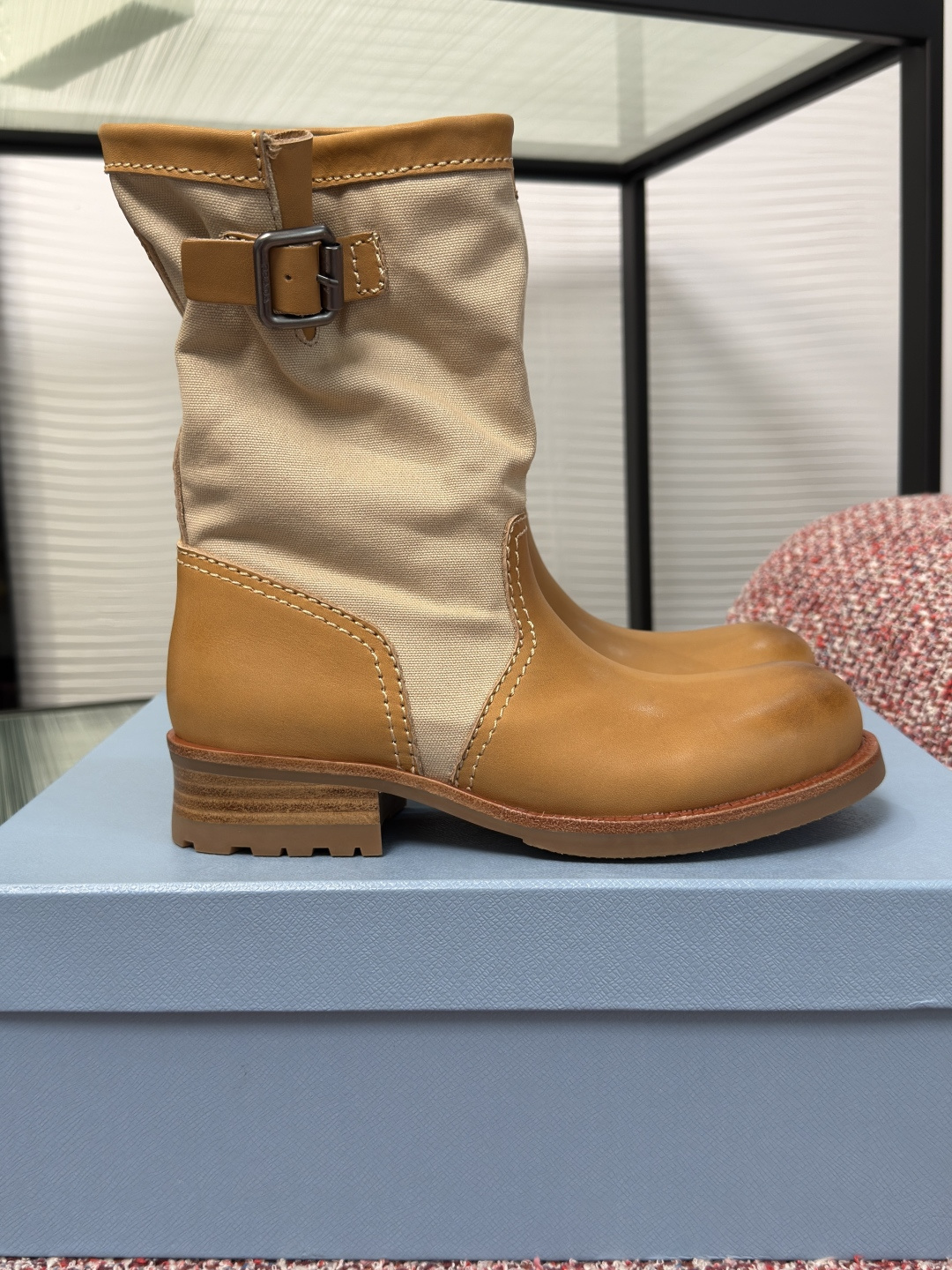 NO:815277,Top version: PRADA 2026 Spring and Summer New Style Retro Distressed Round Toe Mid-calf Boots Motorcycle Boots This motorcycle-style mid-calf boot is reinterpreted with a deconstructed design, showing the balance between structure and lightness. The mixture of materials defines the unique personality of the style, using leather and canvas, and creating retro effects and authentic features through handcrafts. Fabric imported cowhide/canvas Lining/foot pad imported sheepskin Outsole Original open-mold rubber combination genuine leather sole Heel height 4cm  Size35-40 (40 is custom-made and non-refundable), boots, prada, prada, boots, cowhide, sheepskin19860909顶级版本: PRADA 普拉达 2026 春夏新款 复古 做旧 圆头 中筒靴 机车靴 这款机车风格中筒靴以解构设计重新诠释,展现结构与轻盈之间的平衡.材质的混合定义了风格的独特个性,采用皮革和帆布,并通过手工工艺打造出复古效果和真实特征. 面料进口牛皮/帆布 内里/垫脚进口羊皮 大底原版开模橡胶组合真皮底 跟高4cm Size35-40（40 定做不退换）,靴子,prada,prada,boots,cowhide,sheepskin,Women's Shoes