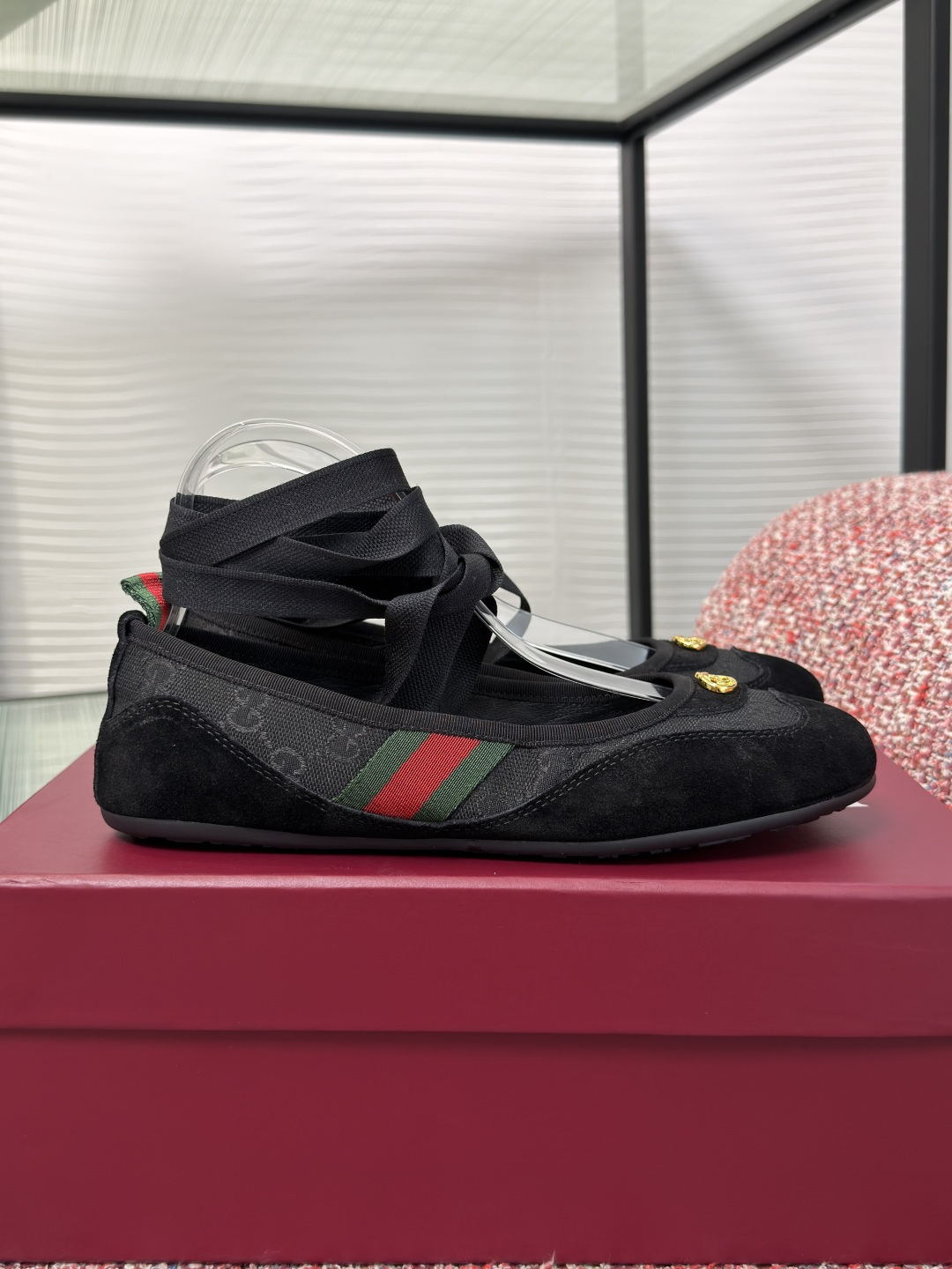 NO:815272,Top version: GUCCI 2026 spring and summer new style Shift series GG buckle flat ballet shoes Gucci Shift series is newly launched, with a light design that reinterprets sports style. The neat silhouette adds a sense of freedom, embellished with striped webbing, showing exquisite texture when moving. Black GG canvas, interlocking Double G accessories details on the toe, interlocking Double G pattern flexible rubber soles, removable silk satin shoelaces. Fabric imported cowhide/customized fabric  Lining/foot pads imported sheepskin outsole original molded rubber outsole Size35-40, ballet shoes, gucci, cowhide, sheepskin19860909顶级版本: GUCCI 酷驰 2026 春夏新款 Shift系列 GG扣平底 芭蕾舞鞋 Gucci Shift系列全新上市,轻盈设计焕新诠释运动风尚.利落廓形更添自在本色,点缀条纹织带,行动间彰显精致质感.黑色GG帆布,鞋头饰互扣式双G配件细节,饰互扣式双G图案柔韧橡胶鞋底,可拆卸丝缎鞋带. 面料进口牛皮/定制布料 内里/垫脚进口羊皮 大底原版开模橡胶大底 Size35-40,芭蕾舞鞋,gucci,cowhide,sheepskin,Women's Shoes
