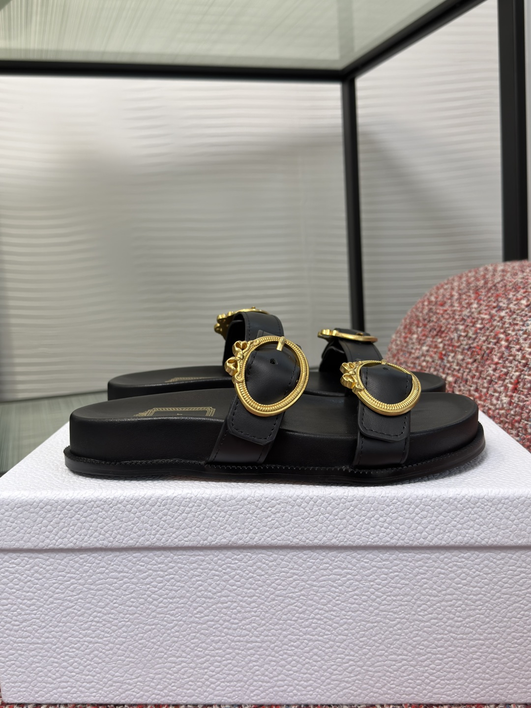 NO:815315,Top version: Dior Dior 2026 Medaillon Buckle Series Thick-soled Sandals Beach Shoes This sandal is designed by Jonathan Anderson and highlights the Dior Medaillon logo buckle, echoing the elegant style of the 18th-century Rococo style of the Dior salon. It is carefully made of black cow leather and other materials, with adjustable straps and comfortable thick soles, making all kinds of casual looks more sophisticated this season.  Fabric: Original custom-made imported first-layer cowhide, custom-made imported soft sheepskin lining, outsole, original molded genuine leather outsole Size: 35-42 (40 41 42 custom-made, non-refundable), slippers, dior, dior, slippers, cowhide, sheepskin, Leather soles19860909顶级版本: Dior 迪奥2026 Medaillon Buckle 系列 厚底 凉拖鞋 沙滩鞋 这款凉拖由乔纳森·安德森 (Jonathan Anderson) 倾情设计,突显 Dior Médaillon 标志搭扣,呼应 Dior 沙龙 18 世纪洛可可风格的优雅格调.采用黑色牛皮革等材质精心制作,搭配可调节饰带和舒适厚底,令本季各式休闲造型更加精致. 面料:原版定制进口头层牛皮 内里定制进口柔软羊皮里 大底原版开模真皮大底 Size : 35-42（40 41 42定做不退换）,拖鞋,dior,dior,slippers,cowhide,sheepskin,Leather soles,Women's Shoes