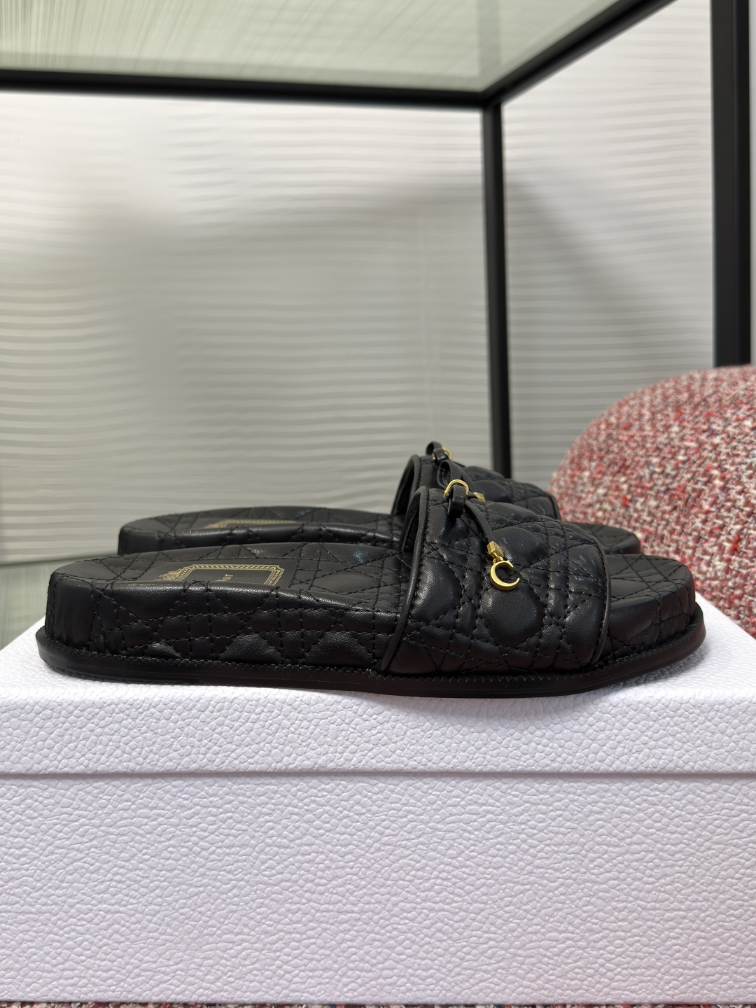 NO:815267,Top version: Dior Dior Medaillon Buckle series thick-soled sandals beach shoes. This sandal is designed by Jonathan Anderson, highlighting the Dior Medaillon logo buckle, echoing the elegant style of the 18th century Rococo style of the Dior salon. It is carefully made of black cowhide and other materials, with adjustable straps and comfortable thick soles, making various casual looks more refined this season. Fabric: Original custom-made imported first-layer cowhide  Customized imported soft sheepskin lining, outsole, original molded leather outsole Size: 35-42 (40, 41, 42 customized, non-returnable), slippers, dior, dior, slippers, cowhide, sheepskin, Leather soles19860909顶级版本: Dior 迪奥Medaillon Buckle 系列 厚底 凉拖鞋 沙滩鞋 这款凉拖由乔纳森·安德森 (Jonathan Anderson) 倾情设计,突显 Dior Médaillon 标志搭扣,呼应 Dior 沙龙 18 世纪洛可可风格的优雅格调.采用黑色牛皮革等材质精心制作,搭配可调节饰带和舒适厚底,令本季各式休闲造型更加精致. 面料:原版定制进口头层牛皮 内里定制进口柔软羊皮里 大底原版开模真皮大底 Size : 35-42（40 41 42定做不退换）,拖鞋,dior,dior,slippers,cowhide,sheepskin,Leather soles,Women's Shoes