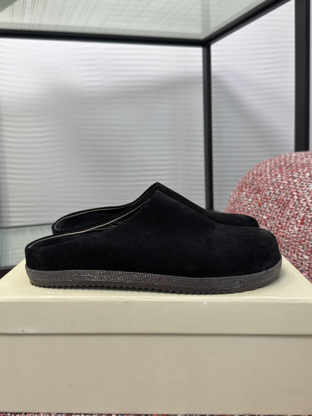 NO:815581,Top version: BRUNELLO CUCINELLI 2026 spring and summer new style bead chain toe-toe slippers half slippers slippers  Summer style and exquisite details define these suede semi-slippers, which are soft and delicate to the touch, with a low-key and high-end texture. The toe design + bead chain decorated with soles are non-slip and comfortable, suitable for daily wear or indoors. Simple and elegant style, easy to match casual or formal wear, full of lazy atmosphere, it is a high-end item with both quality and design, suitable for you who pursue a refined life. The fabric is imported first-layer cow suede, the lining/foot pads are imported sheepskin, and the outsole is original open-molded rubber outsole.  Size35-40 (40 is custom-made and cannot be returned or exchanged), half drag, brunello cucinelli, slippers, sheepskin19860909顶级版本: BRUNELLO CUCINELLI 2026 春夏新款 珠链 包头拖 半拖 拖鞋 夏季风情与精致细节定义了这款绒面半拖鞋,触感柔软细腻,质感低调高级.包头设计+珠链饰以鞋底,防滑又舒适,日常外穿或室内都很合适.简约优雅风格,轻松搭配休闲或正装,慵懒氛围感满分,是品质与设计感兼具的高端单品,适合追求精致生活的你. 面料进口头层牛反绒 内里/垫脚进口羊皮 大底原版开模橡胶大底 Size35-40（40定做不退换）,半拖,brunello cucinelli,slippers,sheepskin,Women's Shoes