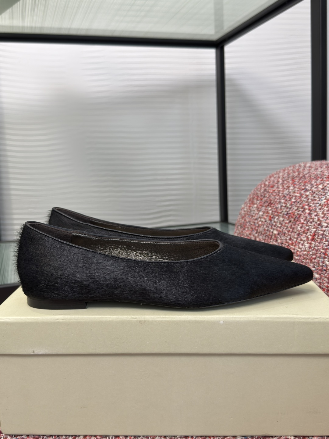 NO:815572,Top version: BRUNELLO CUCINELLI 2026 spring and summer new square toe flat shoes Italian luxury brand Brunello  Cucinelli's horsehair pointed-toe flats are made of high-quality horsehair, with a soft and delicate touch, and a low-key and high-end matte texture. The pointed-toe design elongates the leg line, elegant and elegant. The inner sheepskin is sweat-absorbent and breathable, and very comfortable to wear for a long time. The rubber sole is wear-resistant and non-slip, and the overall is simple and retro. It can be easily matched with skirts and trousers. It is a practical and fashionable light luxury item. The fabric is imported horsehair. The lining/foot pads are imported sheepskin. The outsole is genuine leather outsole imported from Italy.  Size35-40 (40 is custom-made and cannot be returned or exchanged), single shoes, brunello cucinelli, flats, skirts, sheepskin, Leather soles19860909顶级版本: BRUNELLO CUCINELLI 2026 春夏新款 方头 平底 单鞋 意大利奢侈品牌Brunello Cucinelli的马毛尖头平底鞋,选用高品质马毛,触感柔软细腻,哑光质感低调高级.尖头设计拉长腿部线条,优雅又显气质.内里羊皮,吸汗透气,长时间穿也很舒适.橡胶鞋底耐磨防滑,整体简约复古,裙装裤装都能轻松搭配,是实用又时髦的轻奢单品 面料进口马毛 内里/垫脚进口羊皮 大底意大利进口真皮大底 Size35-40（40 定做不退换）,单鞋,brunello cucinelli,flats,skirts,sheepskin,Leather soles,Women's Shoes