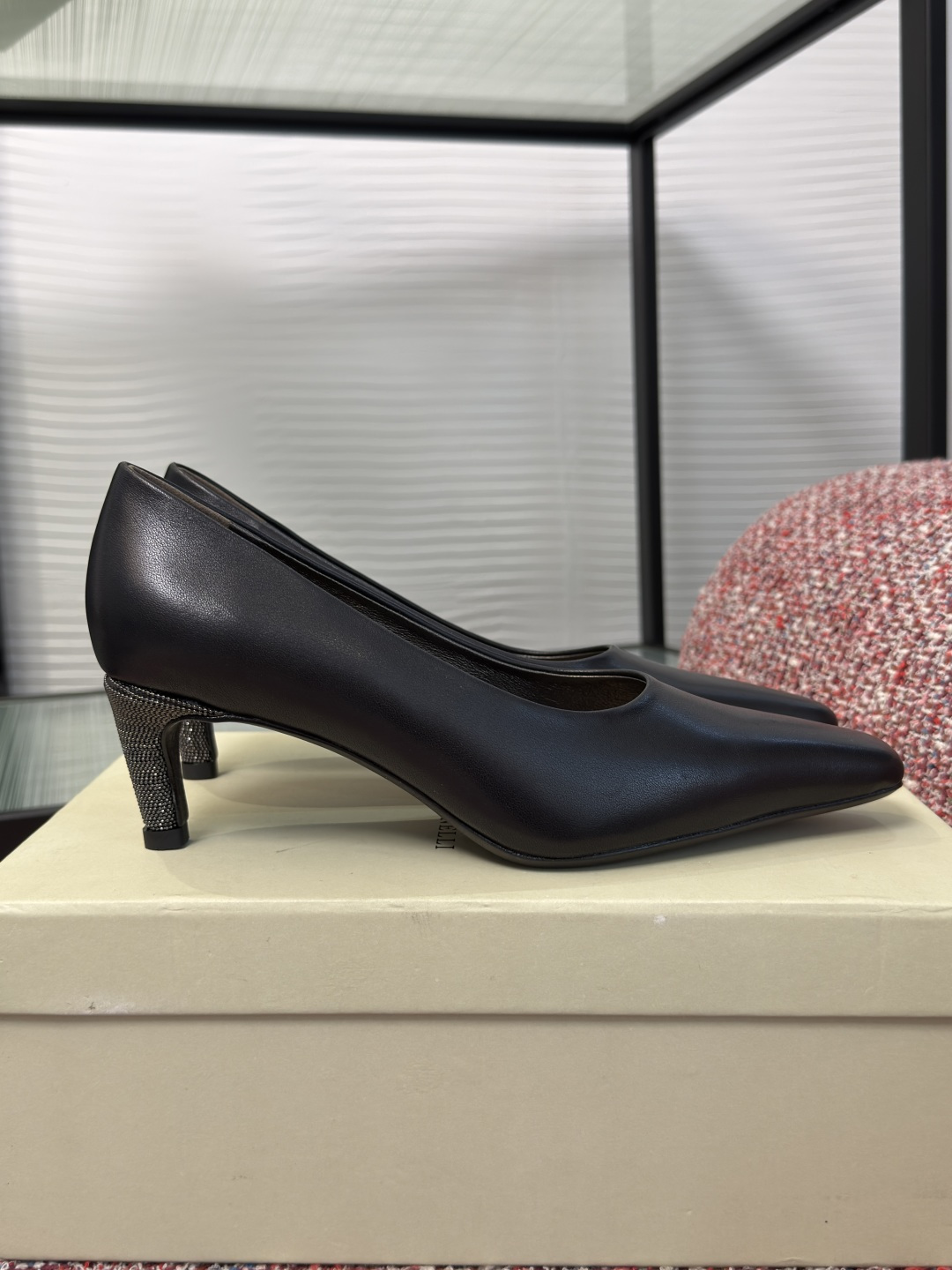 NO:815574,Top version: BRUNELLO CUCINELLI 2026 Spring and Summer New Style Square Toe Bead Chain High Heel Single Shoes Brunello Cucinelli square toe high heels are made of high-quality first-layer cowhide, with smooth and delicate uppers and perfect texture. Square toe design + high heels, comfortable and elegant, can be easily used for commuting or formal occasions. Soft lining, great wearing experience, minimalist style, low-key luxury, both quality and taste, suitable for you who pursue high-end fashion.  Fabric imported cowhide/cashmere Lining/foot pads imported sheepskin Outsole Original molded rubber outsole Heel height 5cm Size35-40 (40 custom made, non-returnable), single shoes, brunello cucinelli, high heels, cowhide, sheepskin19860909顶级版本: BRUNELLO CUCINELLI 2026 春夏新款 方头 珠链 高跟 单鞋 Brunello Cucinelli方头高跟鞋,选用优质头层牛皮,鞋面光滑细腻,质感满分.方头设计+高跟,舒适又优雅,通勤或正式场合都能轻松驾驭.内衬柔软,穿着体验超赞,极简风格,低调奢华,品质与品味兼具,适合追求高端时尚的你. 面料进口牛皮/羊绒 内里/垫脚进口羊皮 大底原版开模橡胶大底 跟高5cm Size35-40（40定做不退换）,单鞋,brunello cucinelli,high heels,cowhide,sheepskin,Women's Shoes