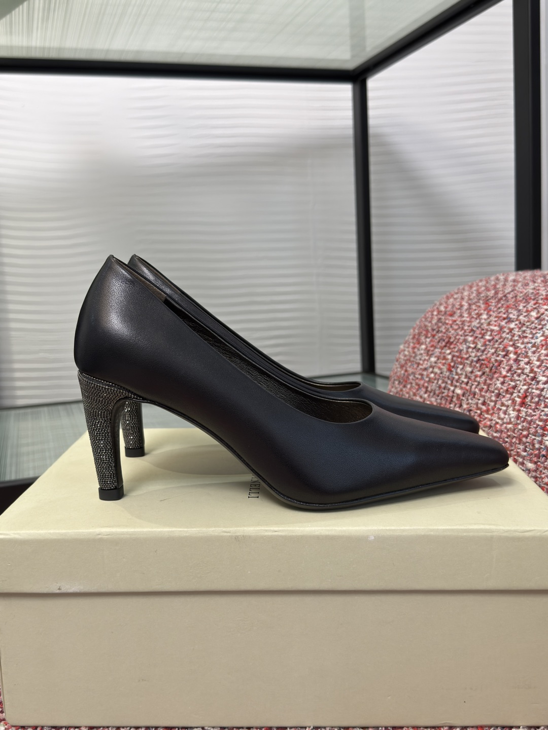 NO:815578,Top version: BRUNELLO CUCINELLI 2026 Spring and Summer New Style Square Toe Bead Chain High Heel Single Shoes Brunello Cucinelli square toe high heels are made of high-quality first-layer cowhide, with smooth and delicate uppers and perfect texture. Square toe design + high heels, comfortable and elegant, can be easily used for commuting or formal occasions. Soft lining, great wearing experience, minimalist style, low-key luxury, both quality and taste, suitable for you who pursue high-end fashion.  Fabric imported cowhide/cashmere Lining/foot pads imported sheepskin Outsole Original molded rubber outsole Heel height 8cm Size 35-40 (40 customized, non-refundable), single shoes, brunello cucinelli, high heels, cowhide, sheepskin19860909顶级版本: BRUNELLO CUCINELLI 2026 春夏新款 方头 珠链 高跟 单鞋 Brunello Cucinelli方头高跟鞋,选用优质头层牛皮,鞋面光滑细腻,质感满分.方头设计+高跟,舒适又优雅,通勤或正式场合都能轻松驾驭.内衬柔软,穿着体验超赞,极简风格,低调奢华,品质与品味兼具,适合追求高端时尚的你. 面料进口牛皮/羊绒 内里/垫脚进口羊皮 大底原版开模橡胶大底 跟高8cm Size35-40（40定做不退换）,单鞋,brunello cucinelli,high heels,cowhide,sheepskin,Women's Shoes