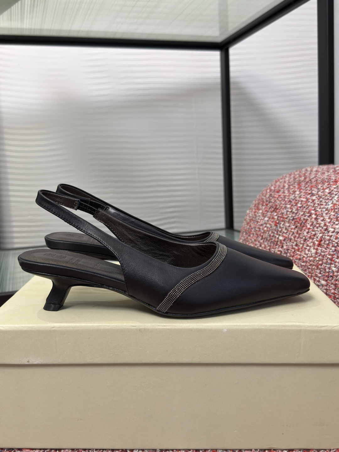 NO:815566,Top version: BRUNELLO CUCINELLI 2026 Spring and Summer New Style Square Toe Bead Chain High Heel Sandals Single Shoes Brunello Cucinelli square toe high heels are made of high-quality first-layer cowhide, the upper is smooth and delicate, and the texture is perfect. The square toe design + low heel, embellished with precious beaded horizontal strap design, creates a jewelry-like upper, full of distinctive feminine charm. Fabric imported sheepskin/cashmere Lining/foot pads imported sheepskin  Outsole original molded rubber outsole, heel height 4.5cm, Size 35-40 (40 customized, non-returnable), high heels and sandals, brunello cucinelli, sandals, high heels, cowhide, sheepskin19860909顶级版本: BRUNELLO CUCINELLI 2026 春夏新款 方头 珠链 高跟 凉鞋 单鞋 Brunello Cucinelli方头高跟鞋,选用优质头层牛皮,鞋面光滑细腻,质感满分.方头设计+低跟,点缀珍贵镶珠的横向饰带设计,创造出珠宝般的鞋面,洋溢鲜明女性魅力. 面料进口羊皮/羊绒 内里/垫脚进口羊皮 大底原版开模橡胶大底 跟高4.5cm Size35-40（40定做不退换）,高跟鞋凉鞋,brunello cucinelli,sandals,high heels,cowhide,sheepskin,Women's Shoes