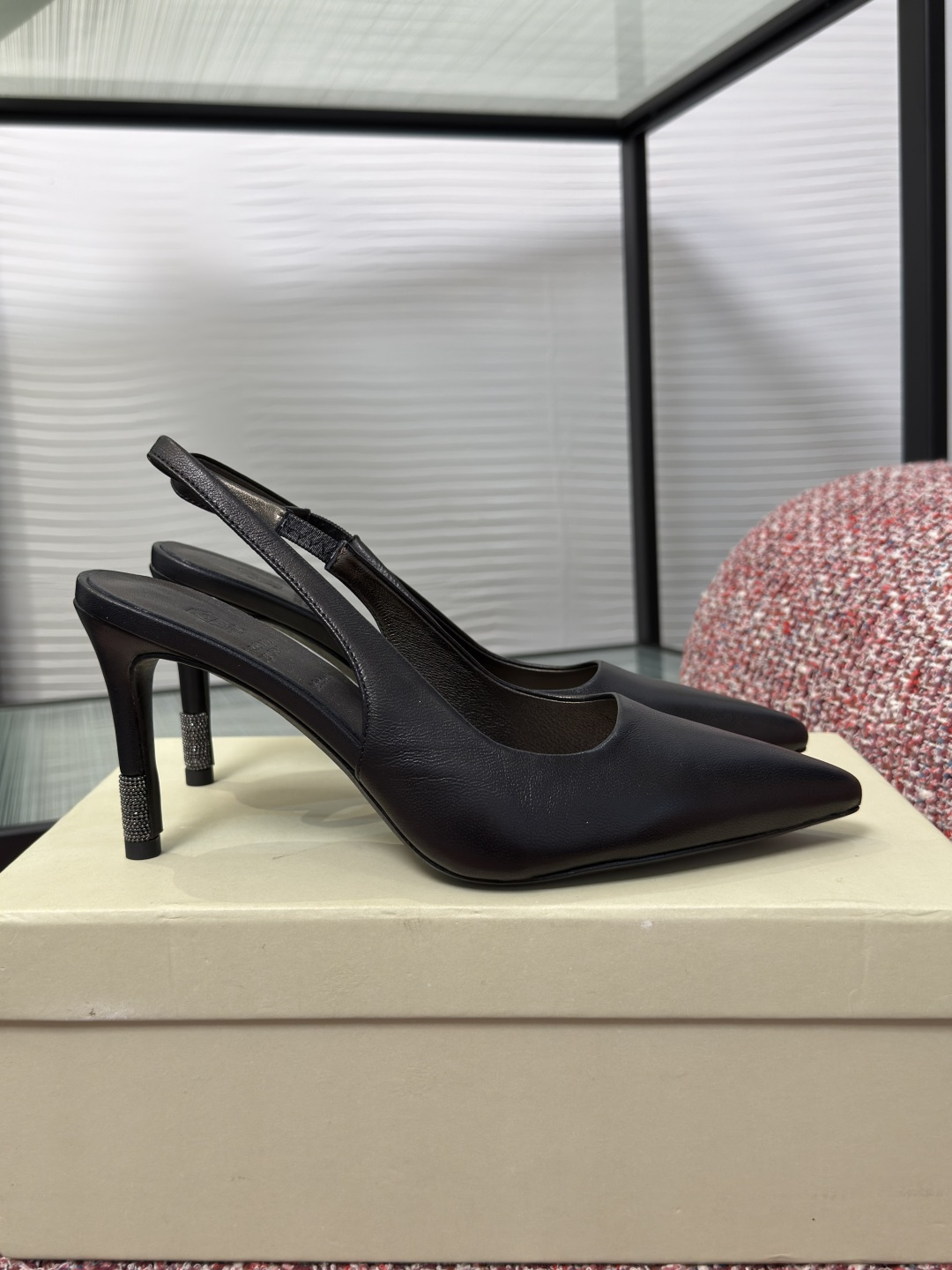 NO:815569,Top version: BRUNELLO CUCINELLI 2026 Spring and Summer New Style Square Toe Bead Chain High Heel Sandals Single Shoes Brunello Cucinelli pointed toe high heels are made of high-quality first-layer cowhide, the upper is smooth and delicate, and the texture is perfect. The square toe design + high heels, embellished with precious beaded horizontal sash design, create a jewelry-like upper, full of distinctive feminine charm. Fabric imported sheepskin/cashmere Lining/foot pads imported sheepskin  Outsole Original molded rubber outsole Heel height 10.5cm Size35-40 (40 is custom-made and non-refundable), high heels and sandals, brunello cucinelli, sandals, high heels, cowhide, sheepskin19860909顶级版本: BRUNELLO CUCINELLI 2026 春夏新款 方头 珠链 高跟 凉鞋 单鞋 Brunello Cucinelli尖头高跟鞋,选用优质头层牛皮,鞋面光滑细腻,质感满分.方头设计+高跟,点缀珍贵镶珠的横向饰带设计,创造出珠宝般的鞋面,洋溢鲜明女性魅力. 面料进口羊皮/羊绒 内里/垫脚进口羊皮 大底原版开模橡胶大底 跟高10.5cm Size35-40（40定做不退换）,高跟鞋凉鞋,brunello cucinelli,sandals,high heels,cowhide,sheepskin,Women's Shoes