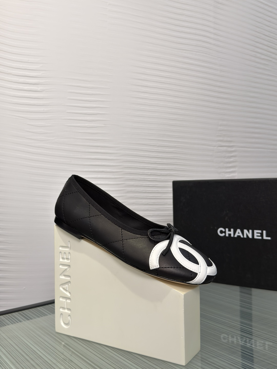 NO:815810,Top version: CHANEL Chanel 2026 spring and summer new Kangpeng shoes, round toe, large double C, bow, rhombus, flat bottom, ballet shoes Chanel Chanel Kangpeng ballet shoes, COCO Beach series, lambskin material + classic rhombus pattern, black double C Logo embellishment, simple, elegant and super recognizable!  The soles are made of wood texture, which is light and comfortable. Whether it is a skirt or jeans, you can easily create a French retro style, which is fashionable and versatile!  Fabric imported lambskin lining/foot pads imported sheepskin outsole Italian imported leather outsole Size35-41 (40 41 custom-made and non-returnable), single shoes, chanel, chanel, skirts, jeans, sheepskin, Leather soles19860909顶级版本: CHANEL 香奈儿 2026 春夏新款 康鹏鞋 圆头 大双C 蝴蝶结 菱格 平底 芭蕾舞鞋 Chanel 香奈儿康鹏芭蕾鞋,COCO Beach系列,小羊皮材质+经典菱格纹,黑色双C Logo点缀,简约优雅又超有辨识度！鞋底是木质纹理,轻便舒适,无论裙装还是牛仔裤,都能轻松打造法式复古风,时髦又百搭！ 面料进口小羊皮 内里/垫脚进口羊皮 大底意大利进口真皮大底 Size35-41（40 41 定做不退换）,单鞋,chanel,chanel,skirts,jeans,sheepskin,Leather soles,Women's Shoes