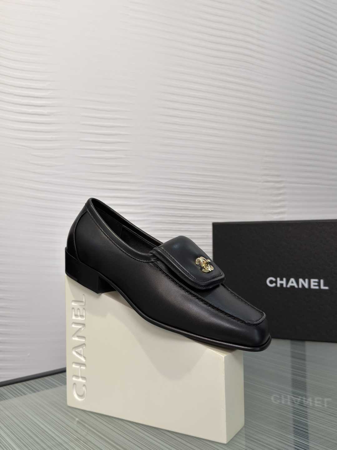 NO:815807,Top version: CHANEL Chanel 2026 Spring and Summer New Style Square Toe Double C Buckle Thick Heel Loafers Chanel Chanel's square toe loafers are made of soft suede material, with a delicate touch, low-key luxury. The metal double C logo on the upper gives perfect brand recognition!  Classic loafer design, low heel and comfortable. With exquisite craftsmanship and perfect details, it is a high-end item that combines fashion and quality. It is perfect for you who pursue a refined life!  Fabric imported sheepskin/imported suede Lining/foot pads imported sheepskin Outsole Italian imported genuine leather outsole Heel height 3cm Size35-41 (40 41 customized, non-refundable), loafers, chanel, chanel, loafers, sheepskin, chamois leather, Leather soles19860909顶级版本: CHANEL香奈儿 2026 春夏新款 方头 双C扣 粗跟 乐福鞋 Chanel 香奈儿这款方头乐福鞋,采用柔软麂皮材质,触感细腻,低调奢华.鞋面金属双C标志,品牌辨识度满分！经典乐福鞋设计,低跟舒适.工艺精湛,细节满分,是时尚与品质兼具的高端单品,超适合追求精致生活的你！ 面料进口羊皮/进口麂皮 内里/垫脚进口羊皮 大底意大利进口真皮大底 跟高3cm Size35-41（40 41定做不退换）,乐福鞋,chanel,chanel,loafers,sheepskin,chamois leather,Leather soles,Women's Shoes